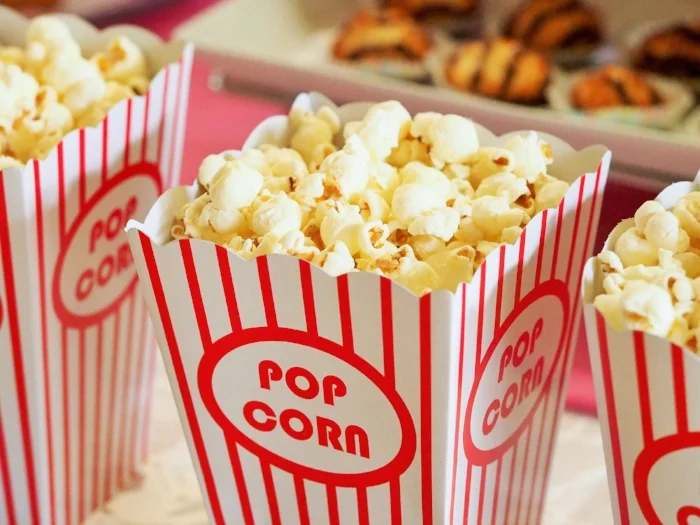Je nach Kino gibt es entweder eine Tüte Popcorn oder eine ganze Popcorn Maschine.