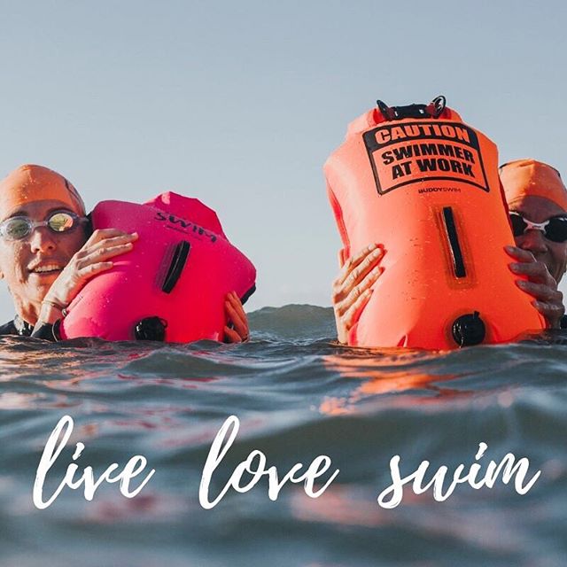 LIVE  LOVE  SWIM

Schwimmbojen F&uuml;r Open Water Schwimmer, Triathleten, Schnorcheln oder SUP

Wasserdicht. In leuchtenden Farben. Mit fr&ouml;hlichem Print.

Neben Wertsachen kannst Du so noch Kleidung mitnehmen und f&uuml;r Energieriegel oder Get