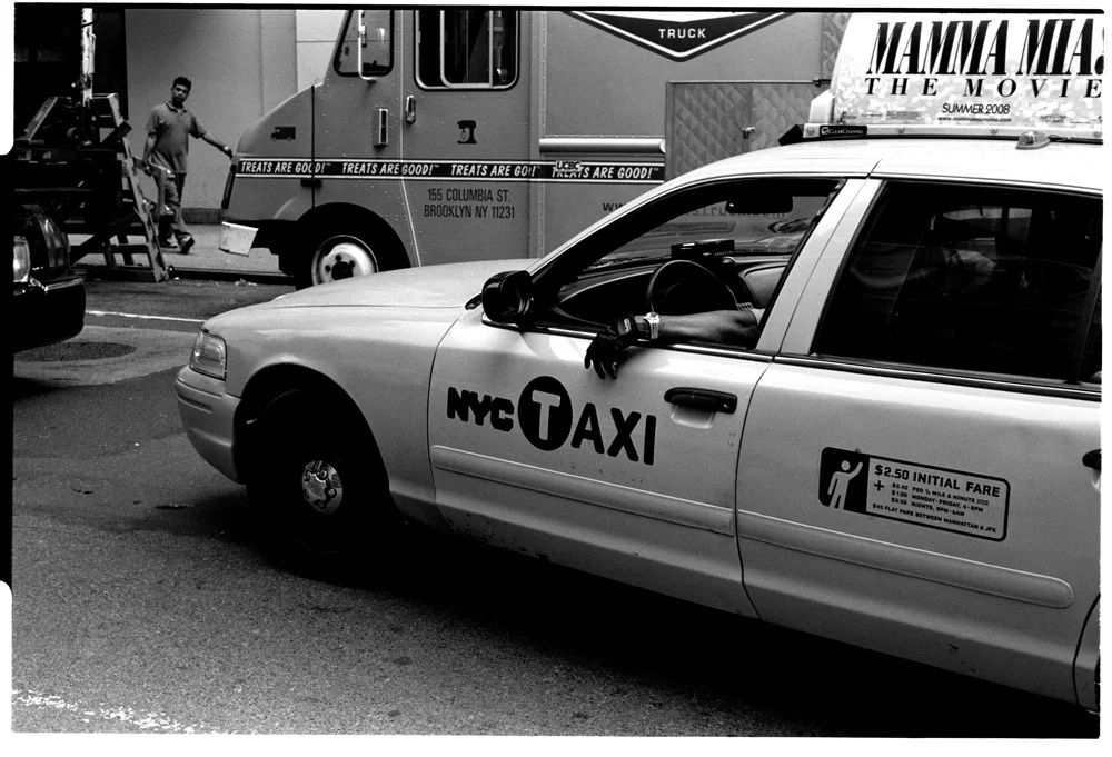 new-york-taxi-black-and-white.jpg