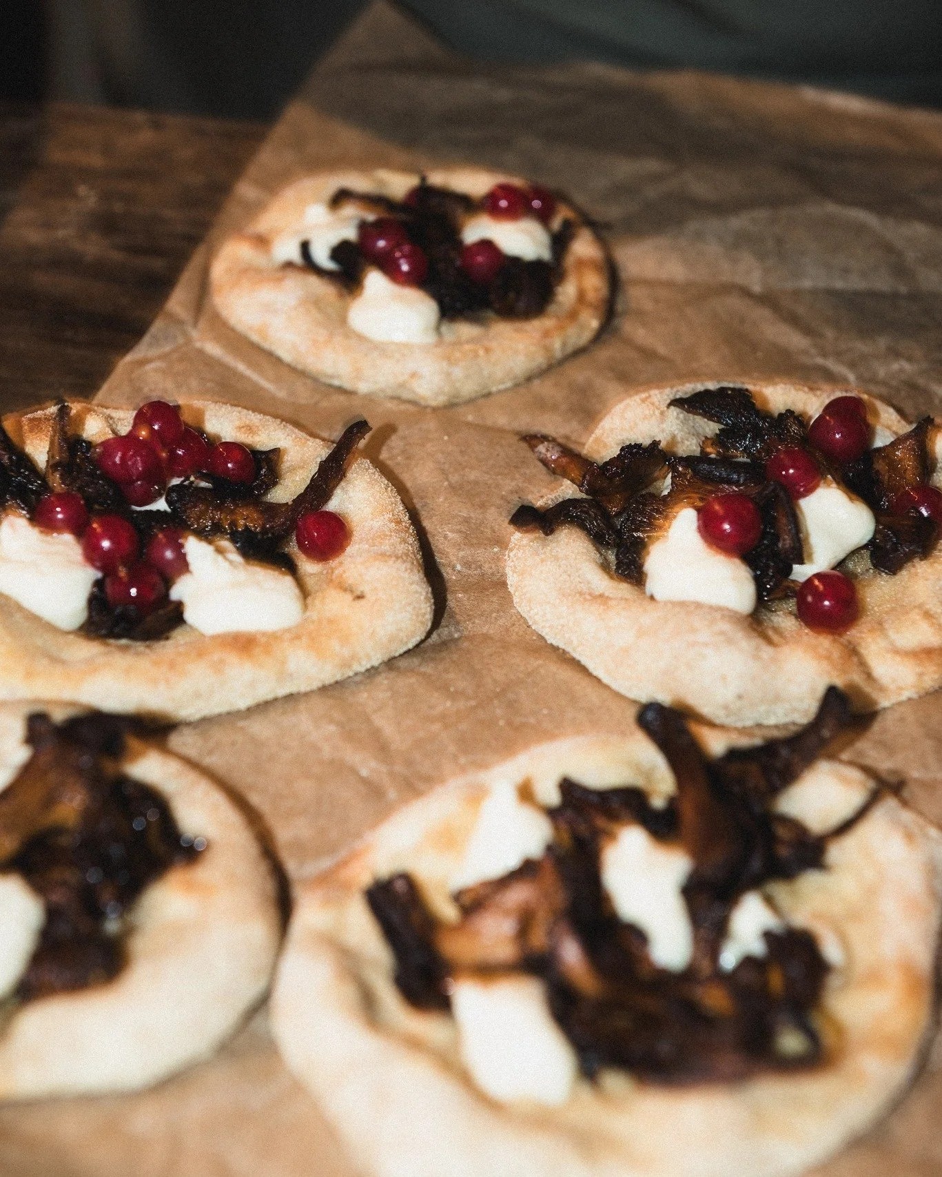 Minipizza p&aring; @widichs  dalavetemj&ouml;l, v&auml;sterbottenkr&auml;m, kantareller och r&ouml;da vinb&auml;r. Allts&aring; det h&auml;&auml;&auml;&auml;r! Mj&ouml;let k&ouml;pte vi p&aring; v&aring;r lilla tripp till Norberg, en fantastisk uppt&