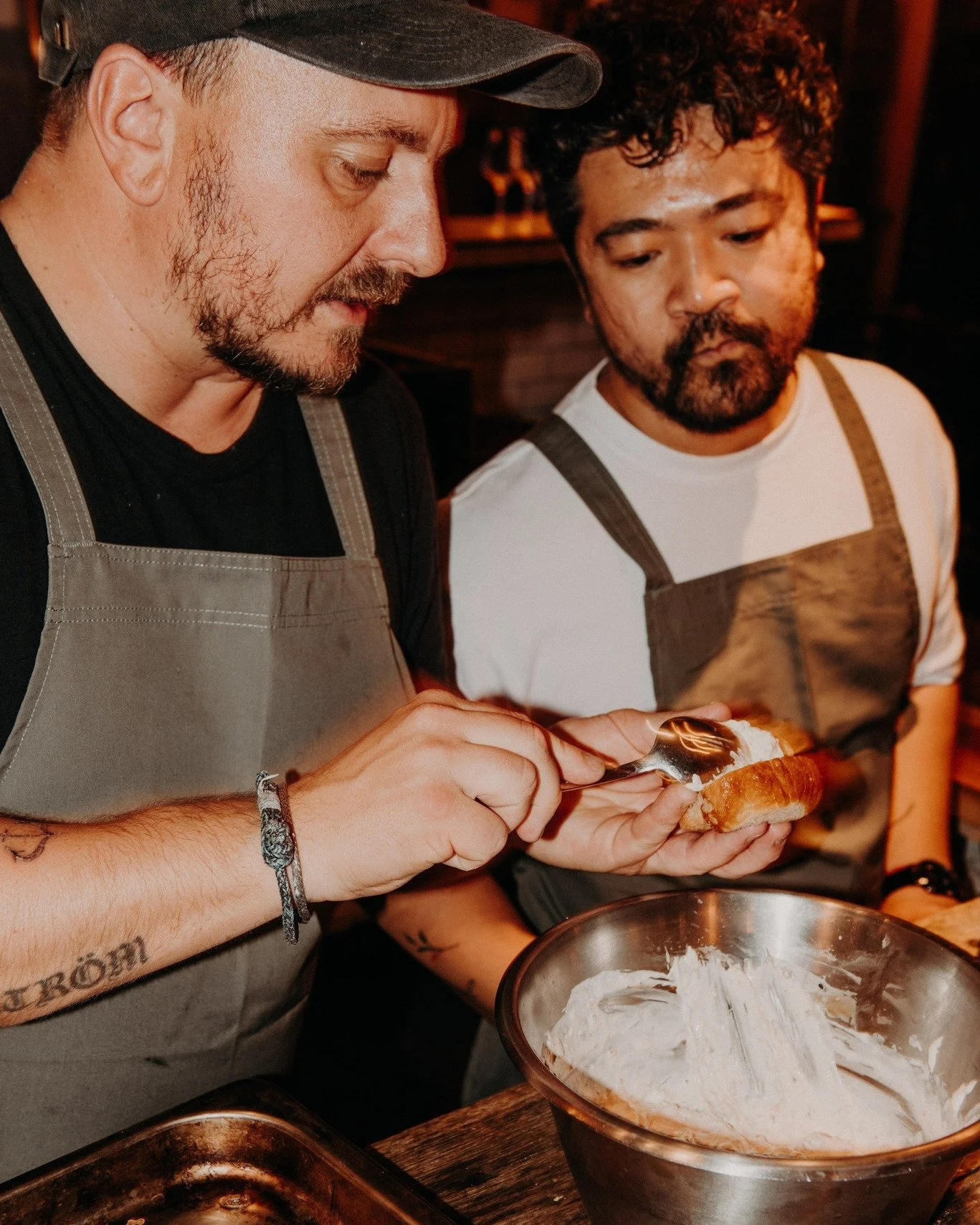 Tv&aring; stj&auml;rnor i samma bild, n&auml;r dessa tv&aring; f&aring;r jobba tillsammans bubblar kreativiteten! Just nu kn&aring;pas det p&aring; julbord som du kan ta del av genom att boka f&ouml;retagsevent p&aring; @kult_gastrokad mellan 17 nove