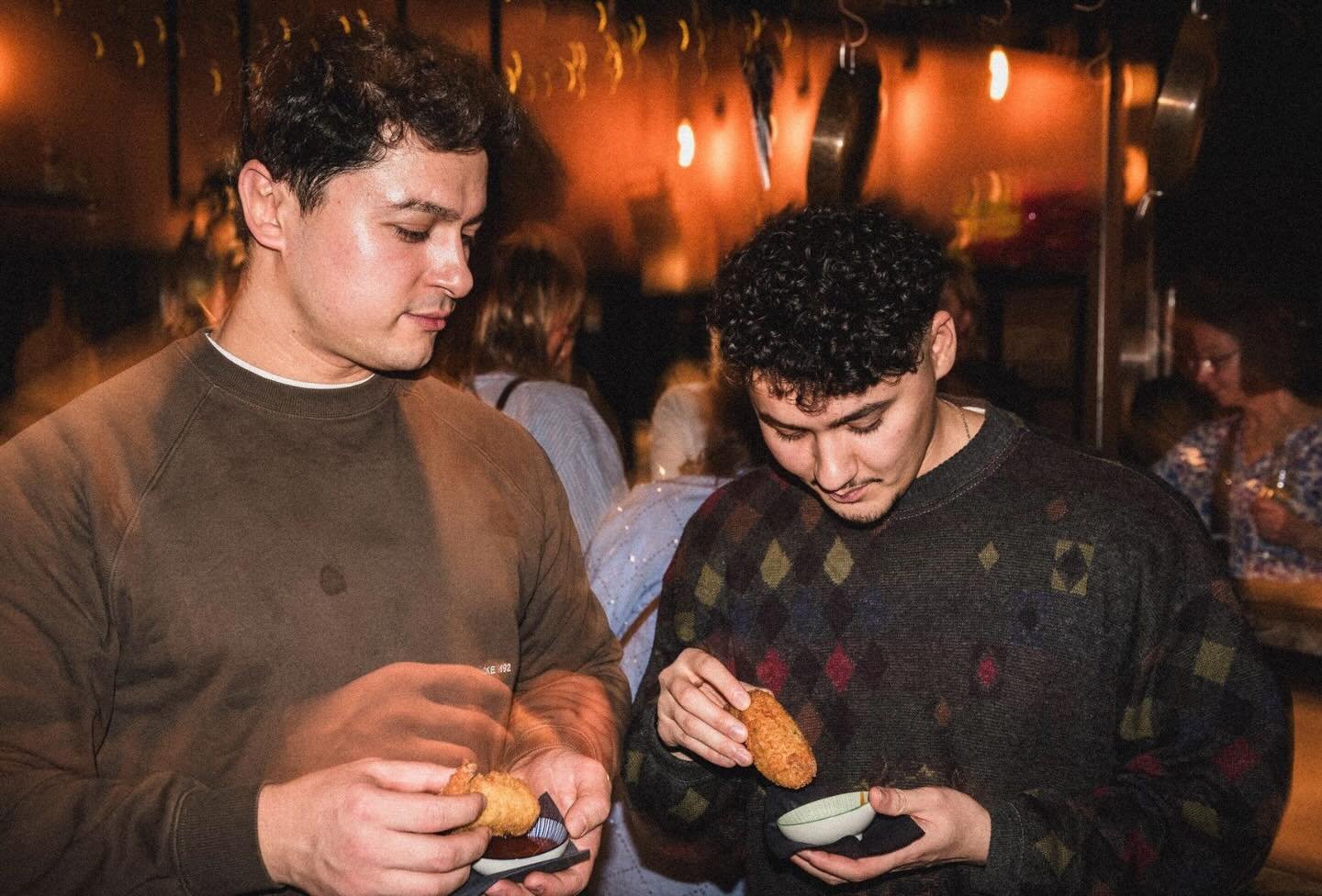 St&aring;endes, sittandes, lutandes mot k&ouml;ks&ouml;n? Det finns m&aring;nga s&auml;tt att &auml;ta maten. Vi gillar att rotera lite i lokalen och &ouml;verraska lite n&auml;r ni per automatik s&auml;tter er vid bordet! Vissa r&auml;tter smakar fa