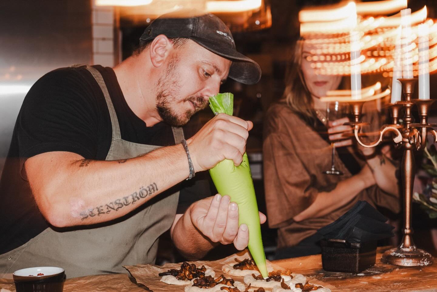 Throwback till h&ouml;stiga minipizzor i matstudion 🤤🤤🤤
Vi &auml;r bara ett klick bort fr&aring;n en riktigt fartfylld matupplevelse! Skippa paintballen och bowlingen med kontorsgruppen och kom och laga en fyrar&auml;tters i ledning av v&aring;ra 