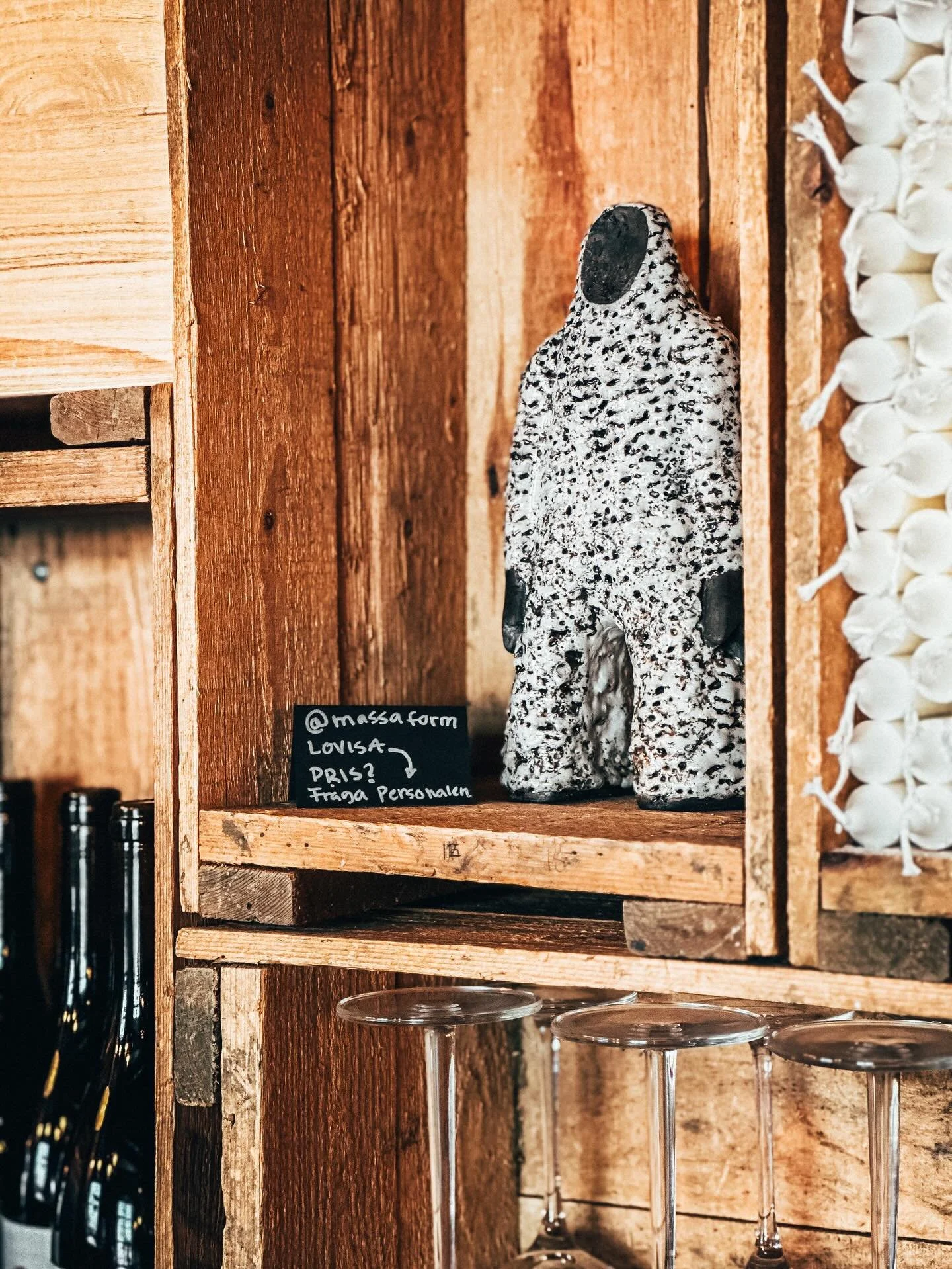 Vi har f&aring;tt finbes&ouml;k av Lovisa Forsstr&ouml;m som driver  @massaform och hennes fantastiska skulptur som tidigare st&aring;tt och h&auml;ngt i en hotellbar i &Aring;re men som vi nu f&aring;tt &auml;ran att ha hos oss under en period! 😍