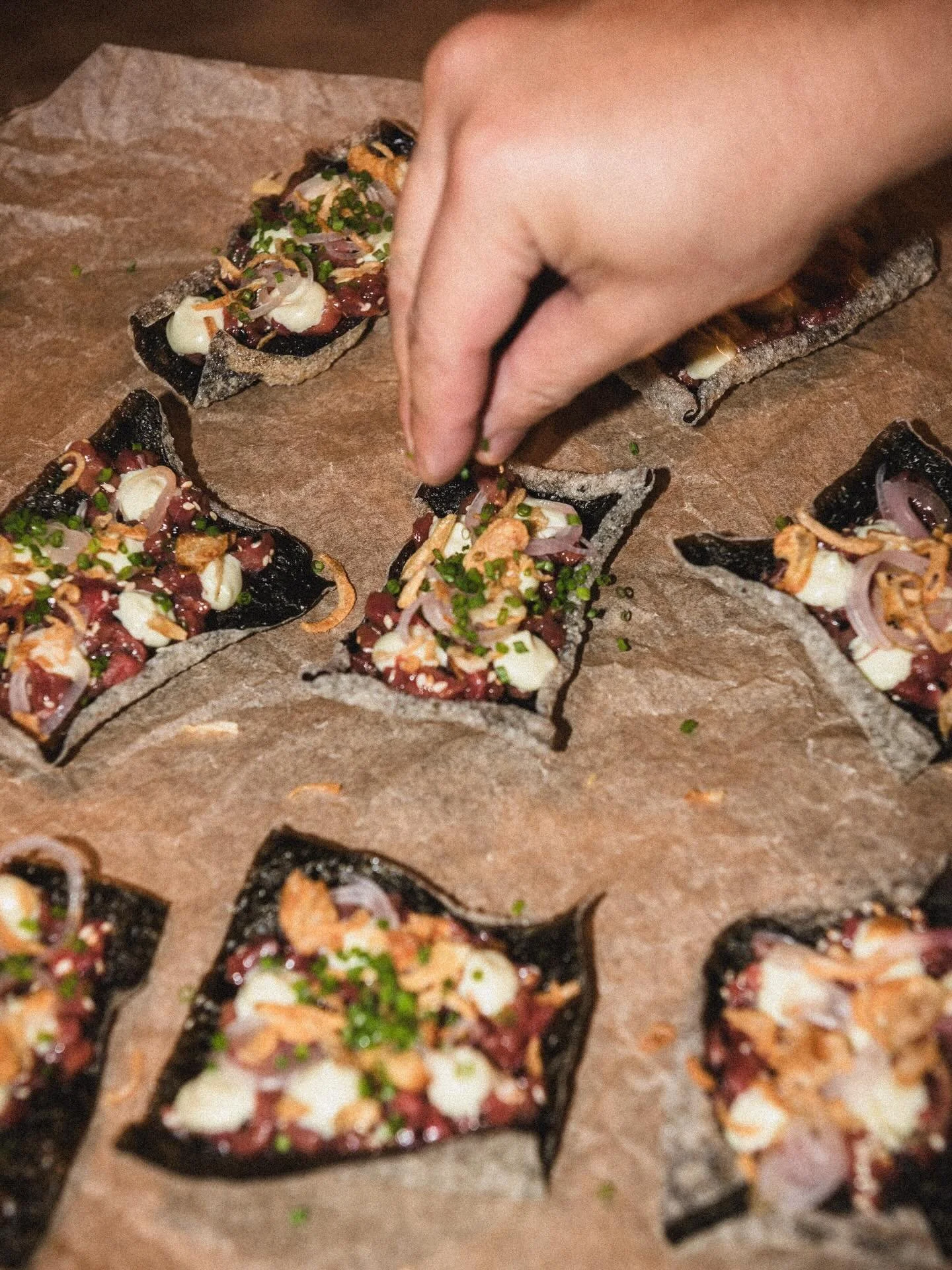 R&aring;biff &auml;r alltid r&aring;biff&hellip; eller? 🤤 P&aring; EAT har vi k&ouml;rt m&aring;nga olika varianter. Kanske &auml;r det dags att introducera lite r&aring;biff &auml;ven till barmenyn p&aring;  @kult_gastrokad ? En liten f&aring;gel v