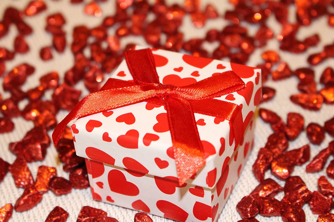 loop-gift-packaging-decoration-40717.jpeg