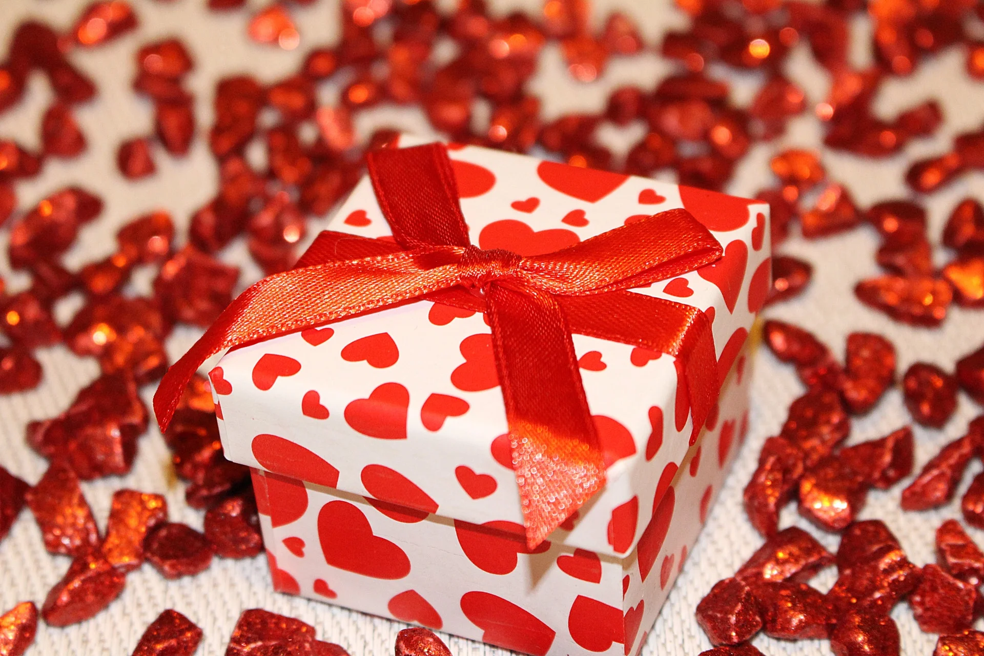 loop-gift-packaging-decoration-40717.jpeg