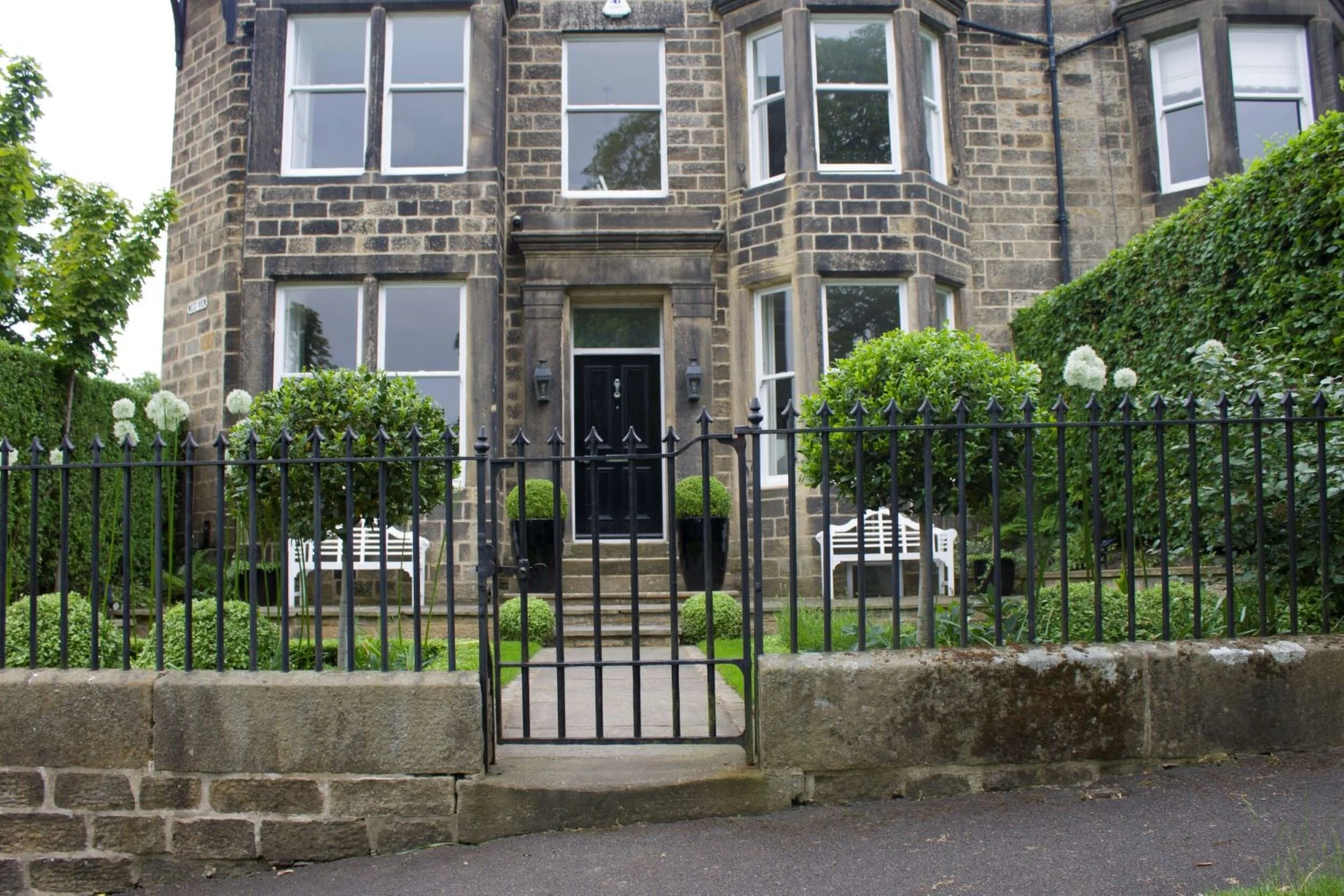        Formal front garden, Ilkley    VIEW GARDEN                 