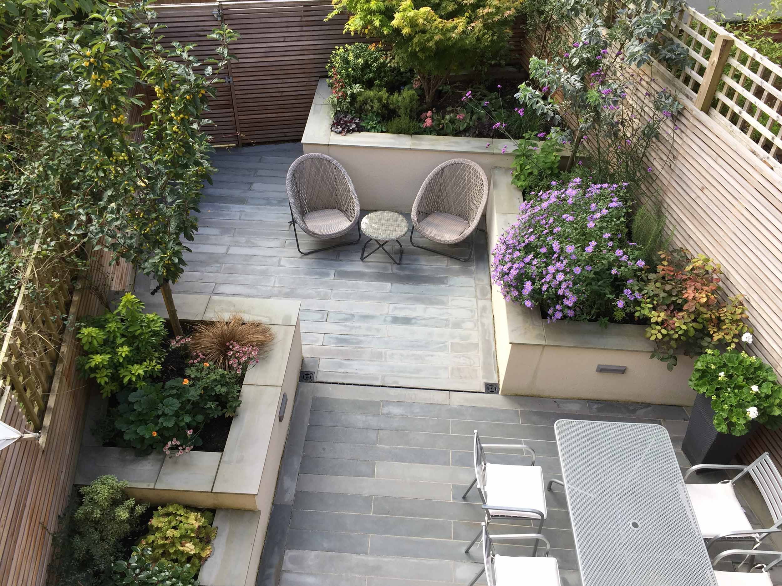 Contemporary courtyard to a new house, Harrogate