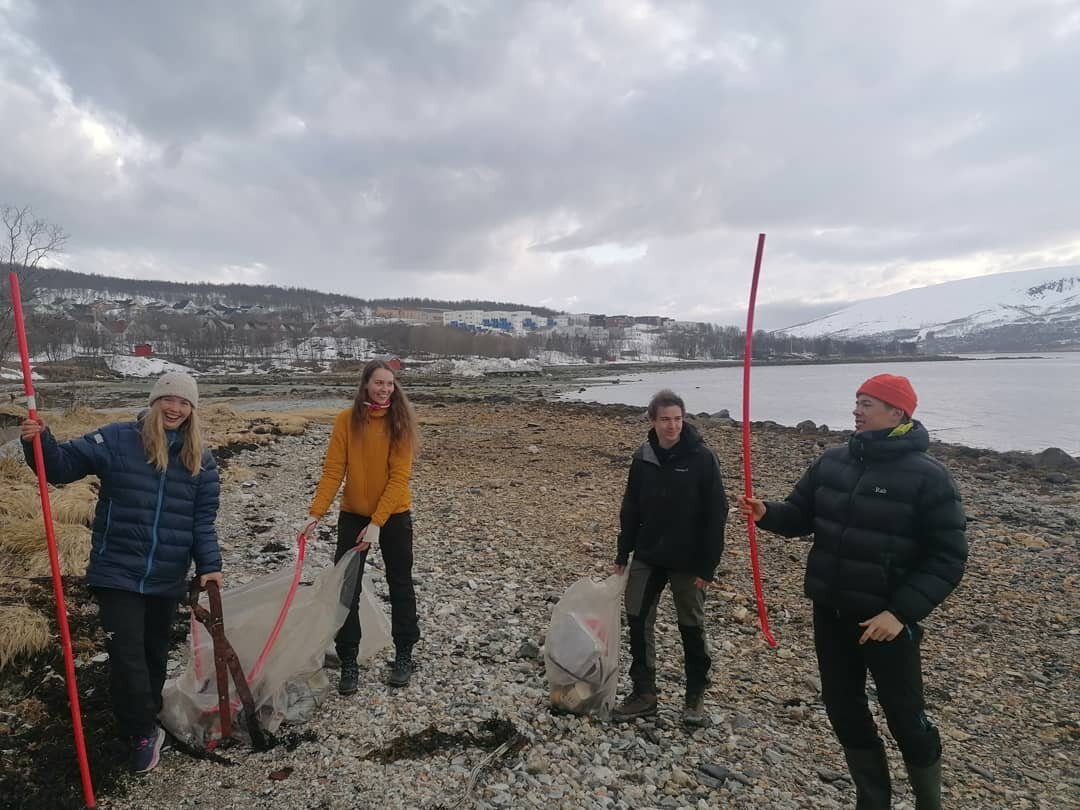 Takk for ei fin strandrydding med b&aring;lkos og haneskjell 🌞