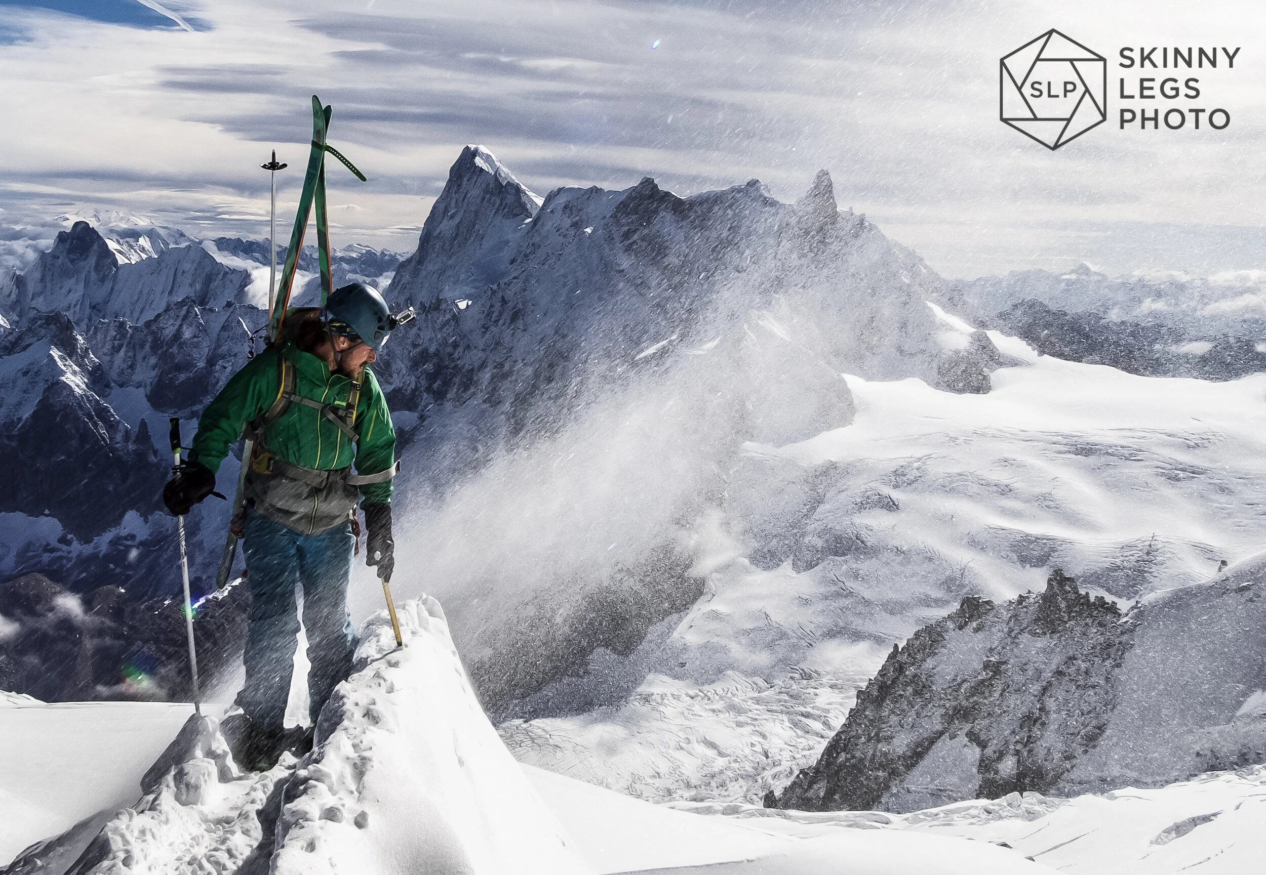 Skiier retuing to the Aiguille du Midi