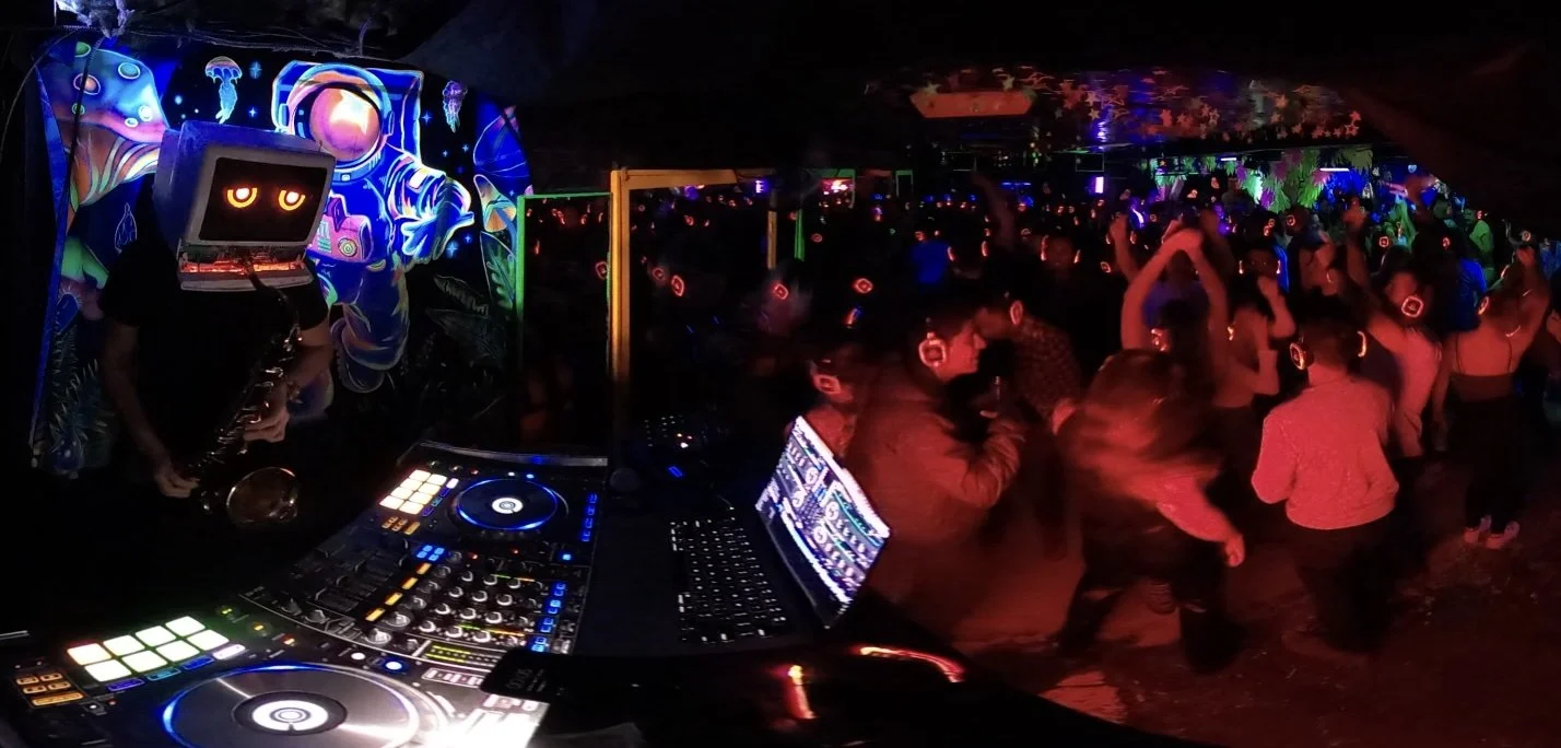 WhyKiki Silent Disco with DJ+sax Robot Dream