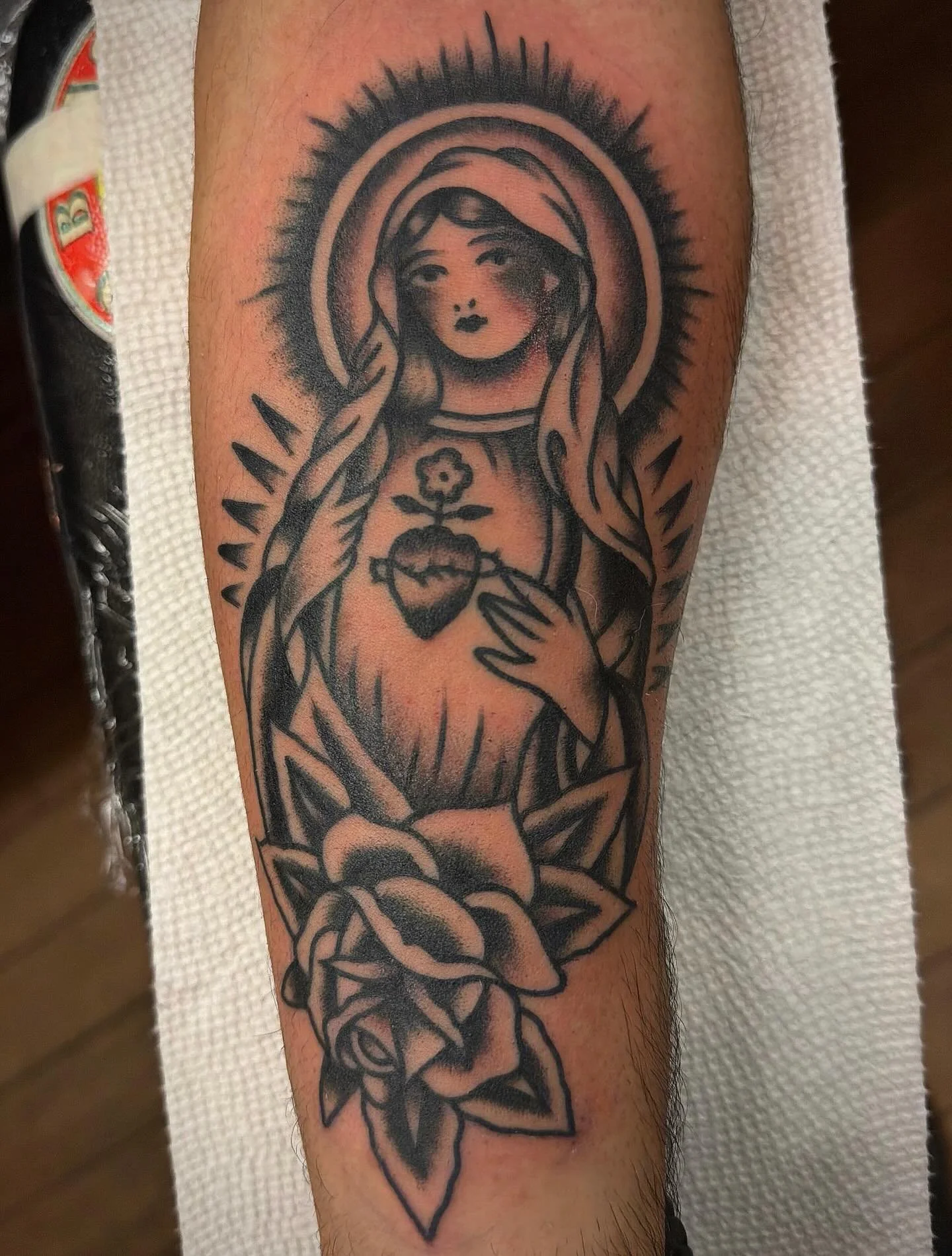 Mother Mary tattoo from this evening. I always love tattooing ladies. THANKS!

Made at @blackrosetattooky 

#traditionaltattoo #blackrosetattoolex #downtownlexington