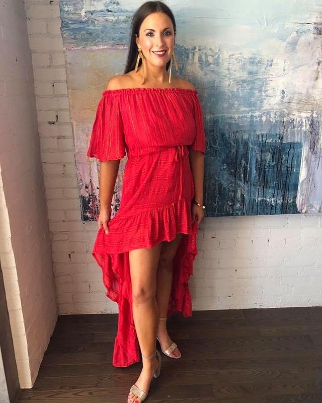 Weekend look. Say hello to this red hot number that is perfect for date night or brunch with the ladies. It&rsquo;s versatility makes it the perfect Summer dress.

Look from @estilo_austin