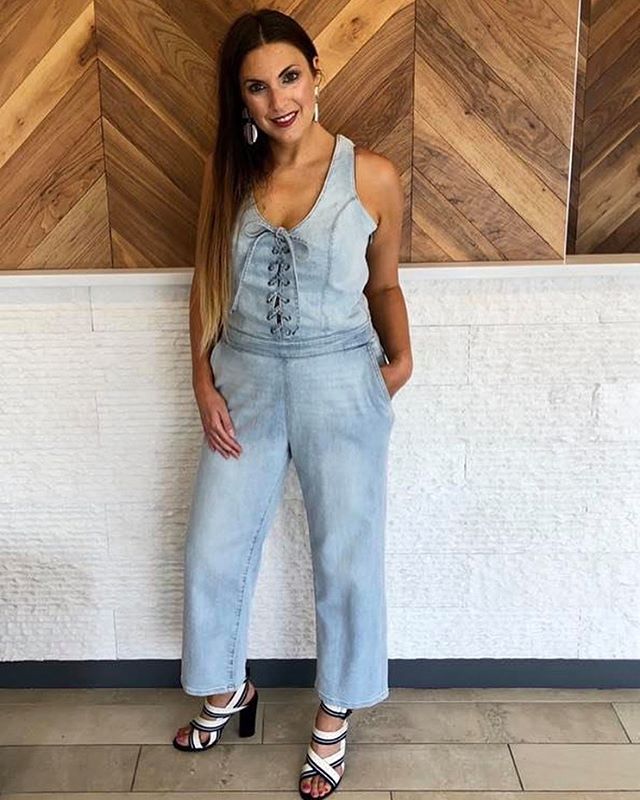A casual from by @estilo_austin. For the days you want to be cute but still want to feel comfortable, this denim look is perfect.