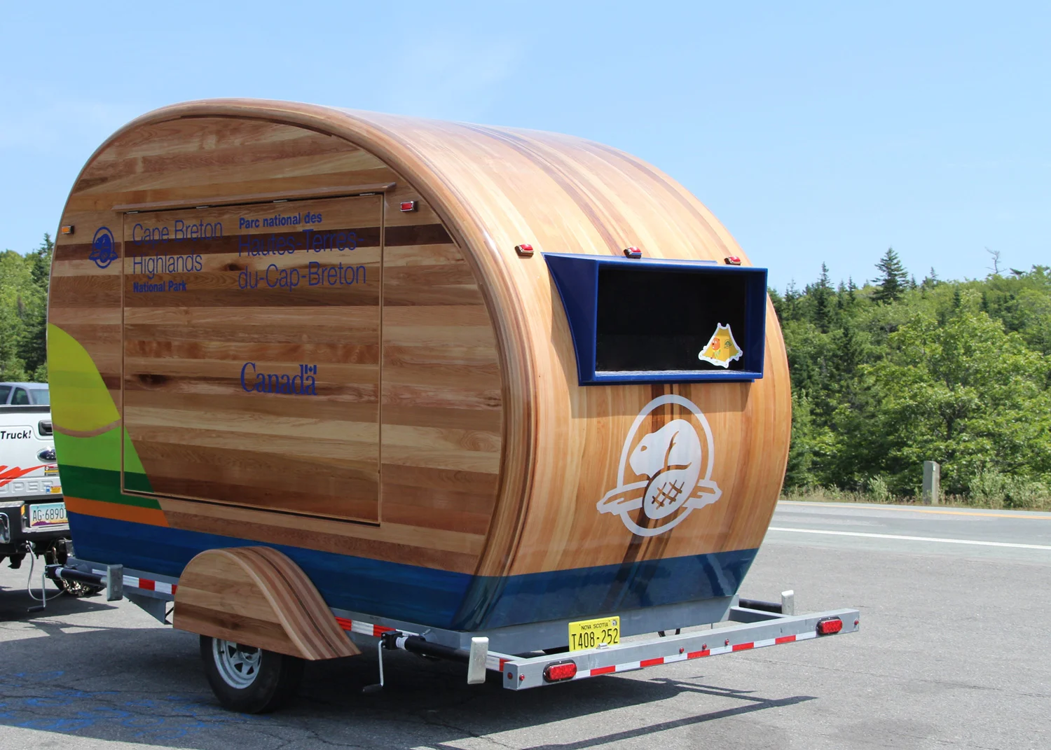 TWO LIVES The mobile kiosk will serve two functions. For the first part of its life, the vehicle will be moved a few times per year, following the infrastructure construction planned throughout the park. For this purpose, it will be used as a mobile visitor information centre, serving to inform the public and share information. In its second life, the vehicle will be used as a mobile interpretive centre, and require flexibility to house animators, mount puppet shows, and display objects and artifacts, among other services.