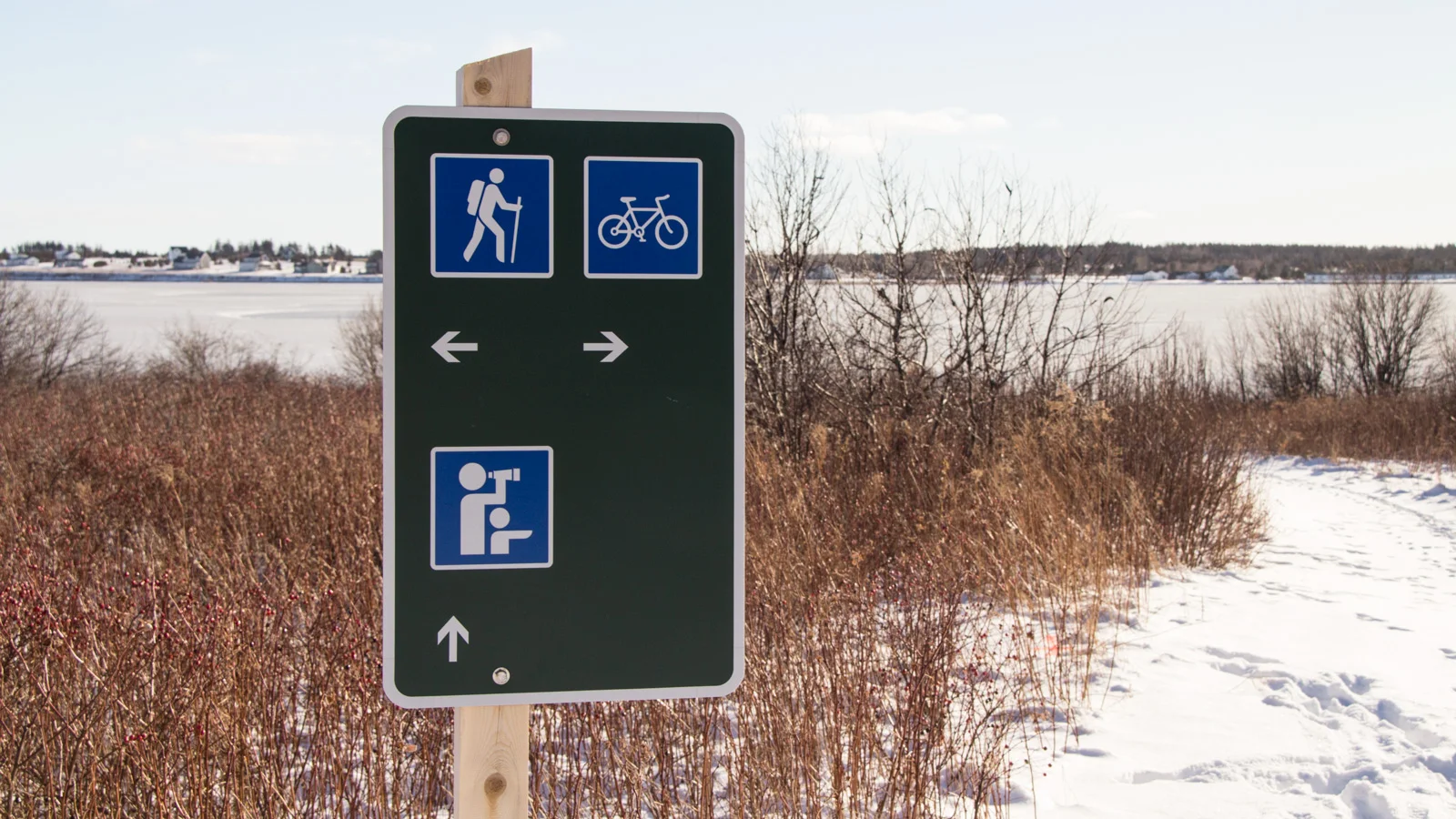 ON- AND OFF-SEASON Operational signage direct trail users to important amenities like lookoffs, and parking lots.