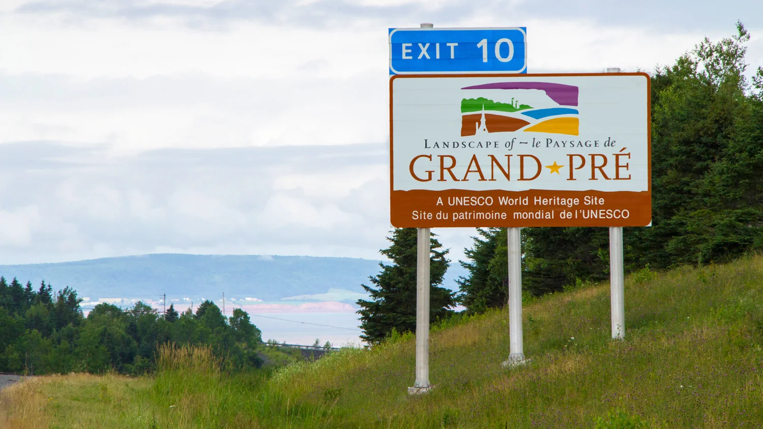 COMMUNITY IDENTIFICATION SIGN Highway guide signs entice travellers to take the next exit and explore.