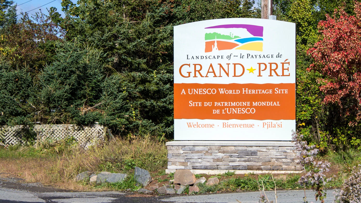 UNESCO WORLD HERITAGE SITE GATEWAY SIGN Vehicular gateway signs signal arrival, and welcome visitors to the site.