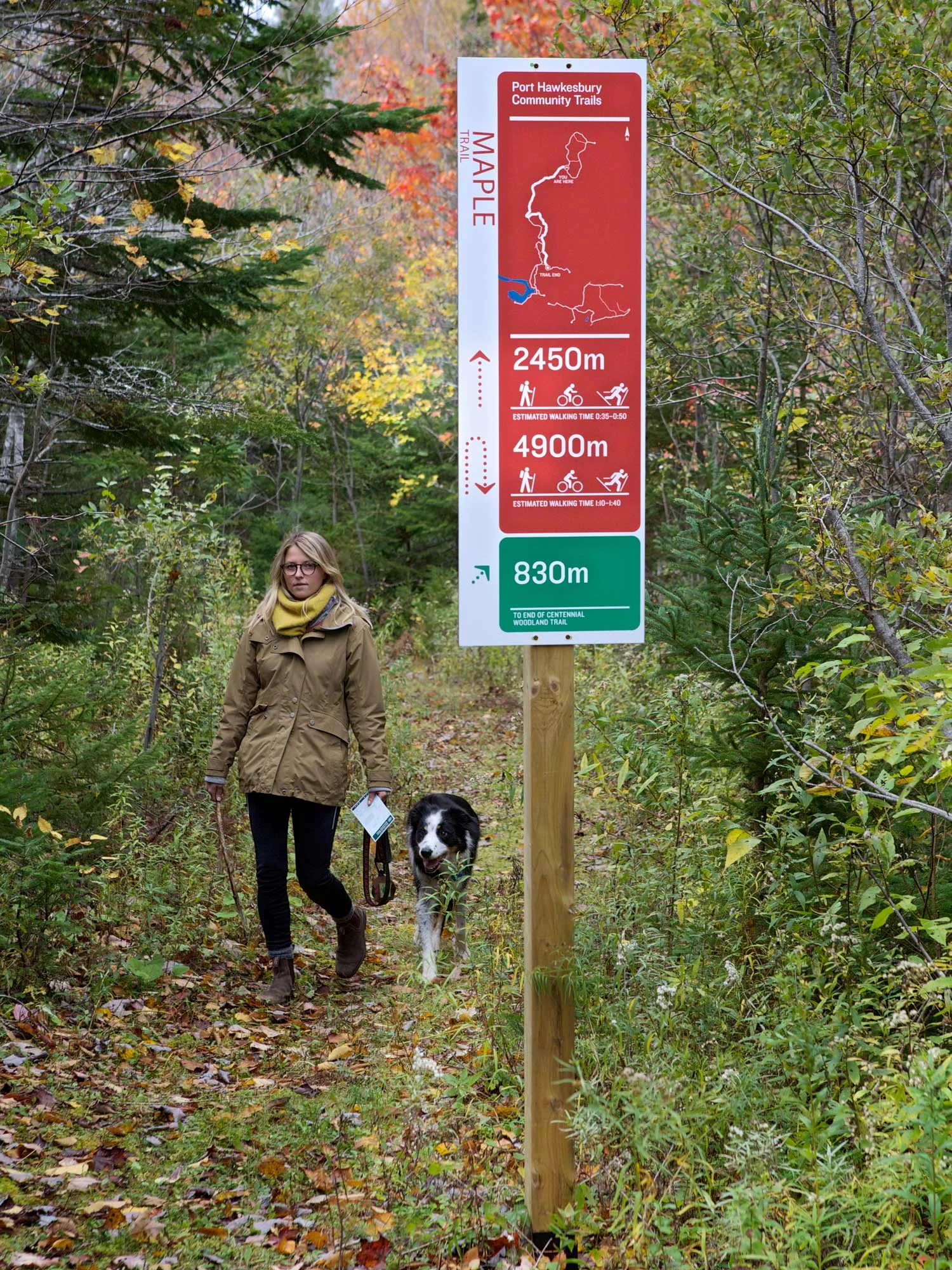 DIRECTIONAL SIGNAGE Directional signs along pathway junctions help users stay on course by communicating trail name along with distance and direction of travel.