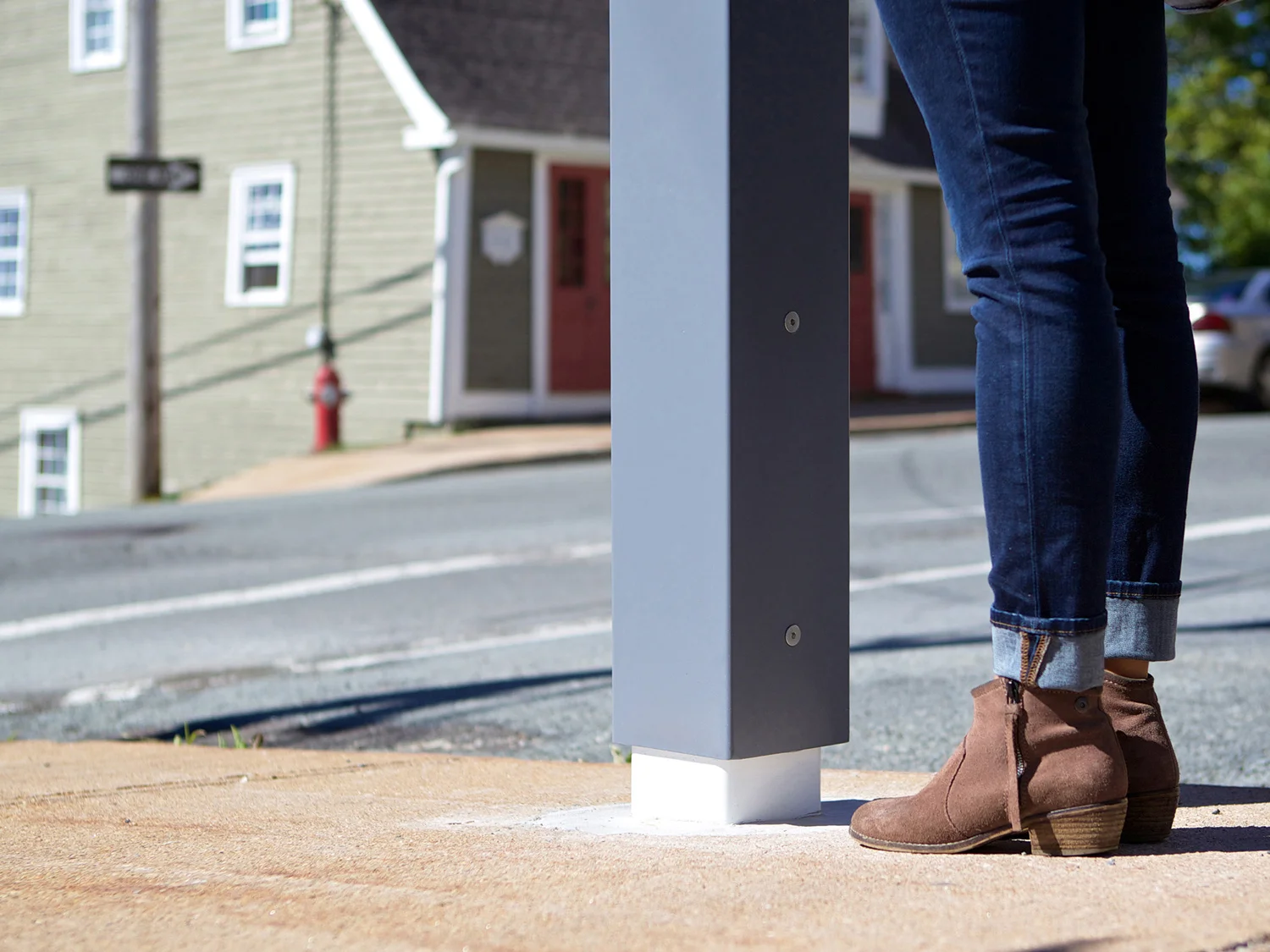 NARROW CORRIDOR Given the congested nature of the built environment—with houses fronting the sidewalk along with street furniture—the signage footprint needed to be compact.