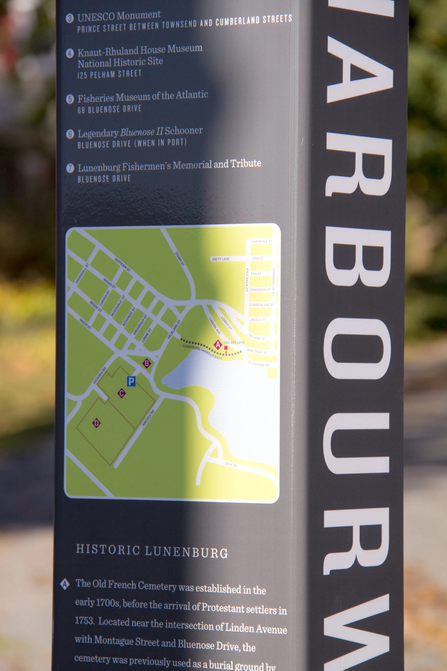 ENCOURAGING WALKING Customized maps show important stops within a few minutes' walk, while interpretive text introduces visitors to the Lunenburg story, building on the UNESCO World Heritage Site's strong historic brand.