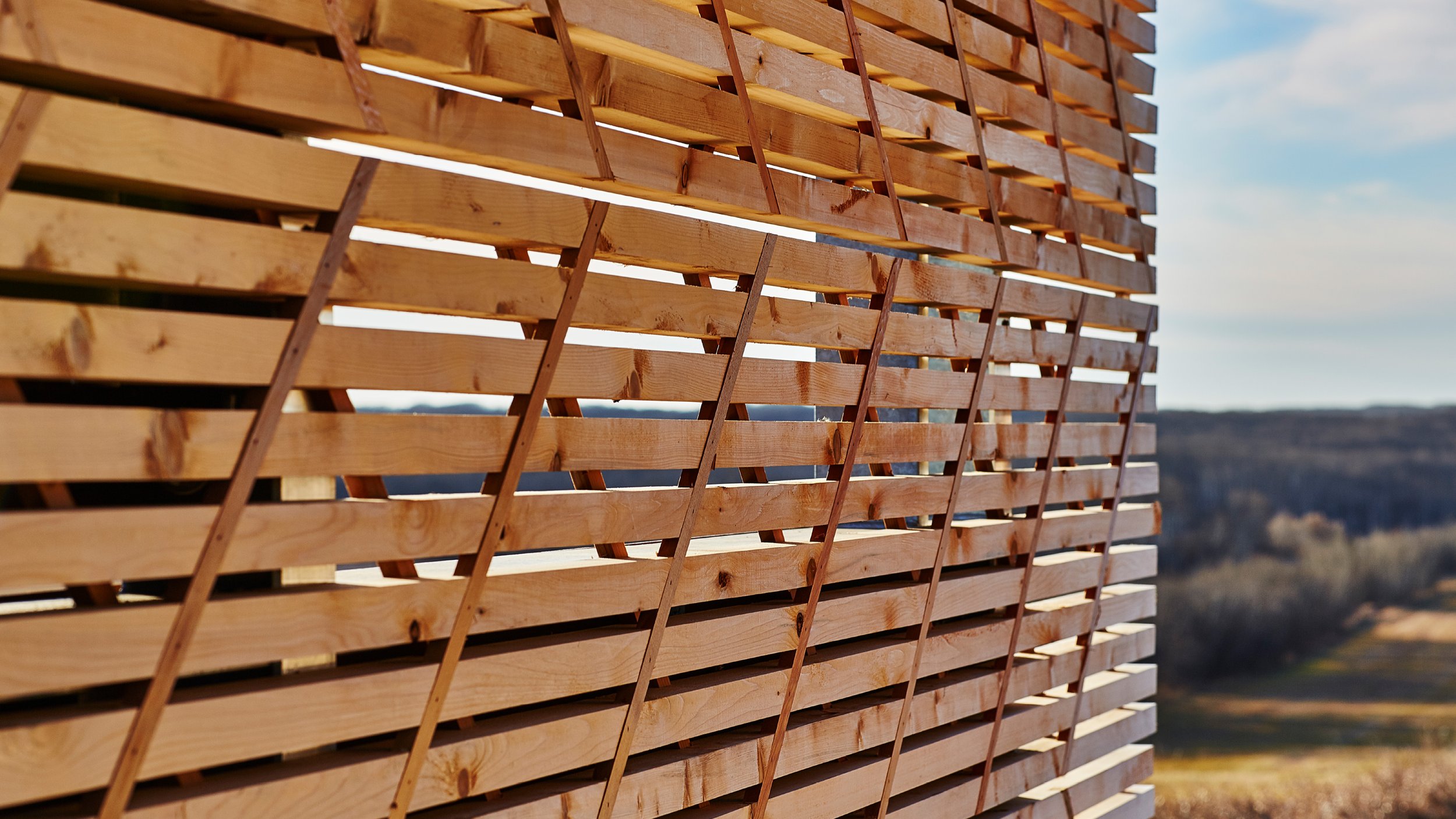  Wooden slats with battens at 45° not only provide structure, but also reference the ceinture fléchée, the traditional sash of the Métis Nation. 