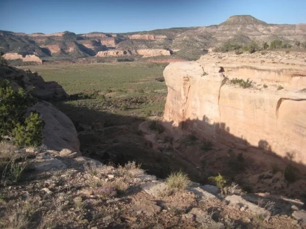 Between miles 8 and 12, the trail has gentle ups and downs, and winds between the river and the ridge. Sometimes the trail veers very close to the edge of some steep drops!