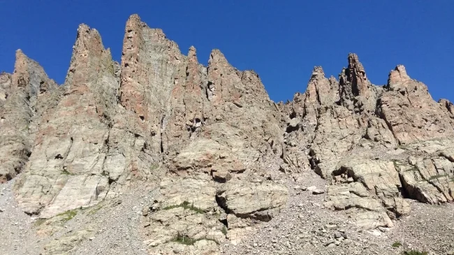 Descending back toward the trailhead, looking up toward the steep cliffs.