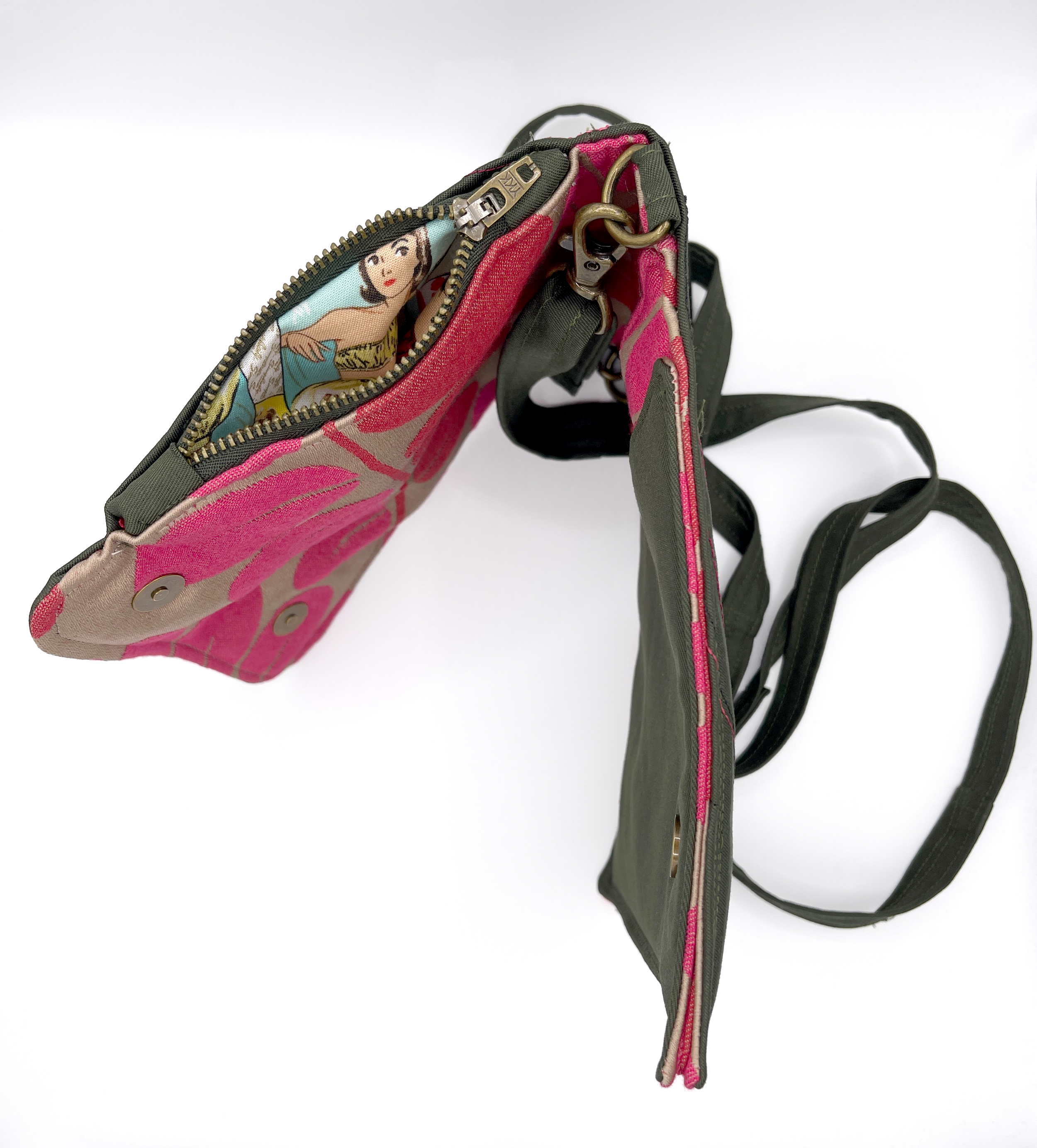army-gr_pink-red-gold-leaves_zip-pocket-detail.png