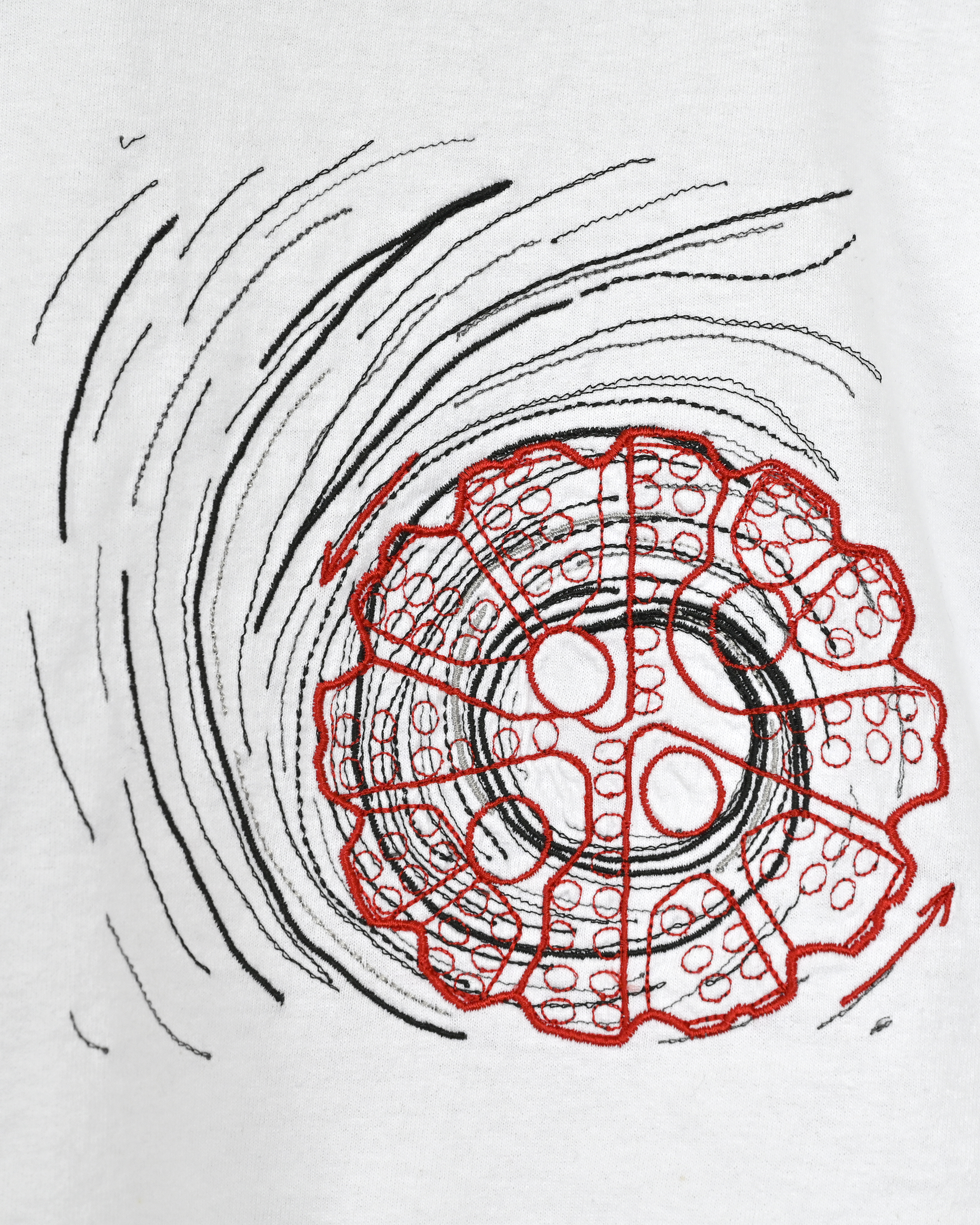 DBS_wh_red-bk-si_emb-dtl 150dpi.png