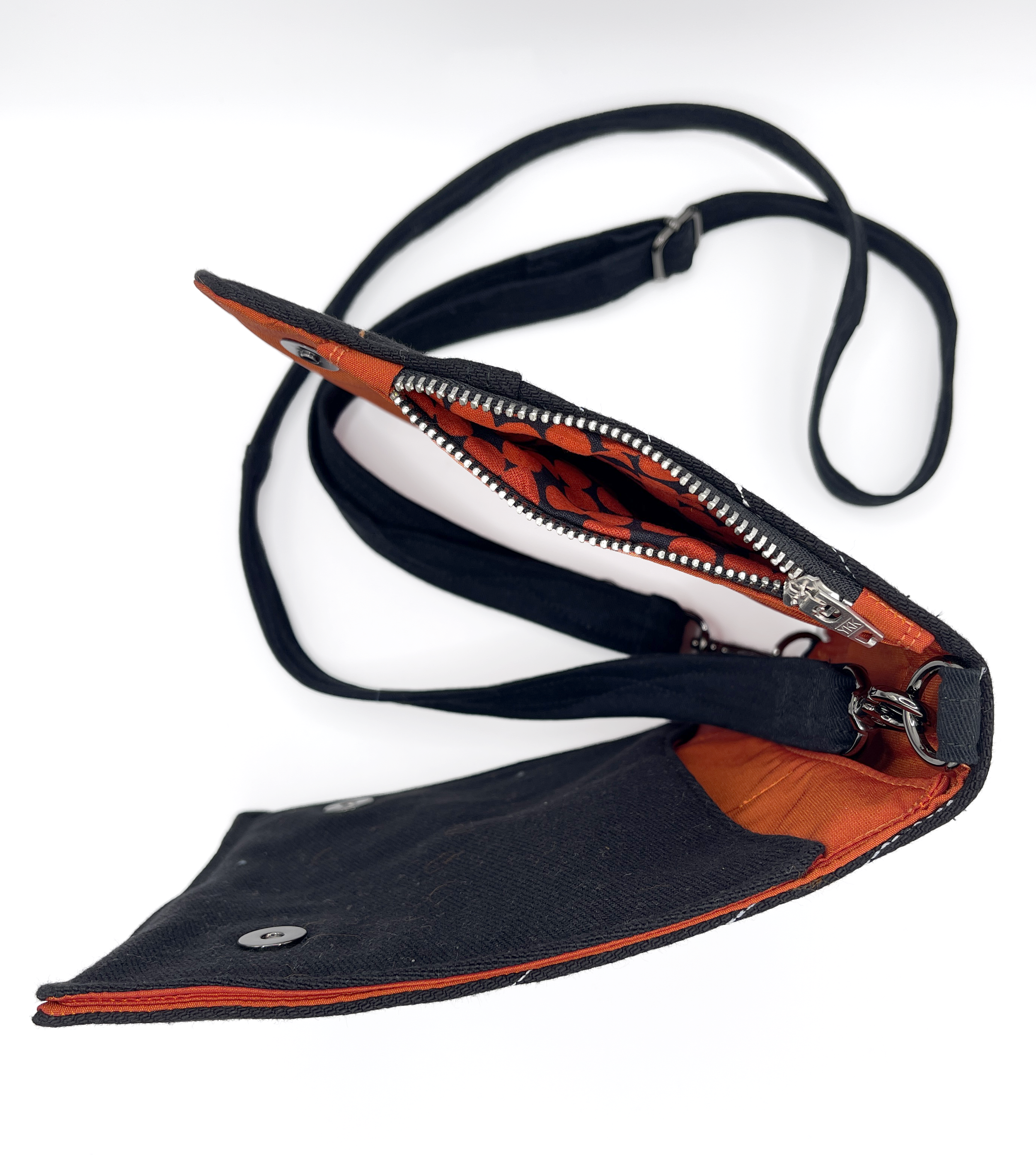 Bk_red-or-silver_rotary-drill_zip pocket detail.png