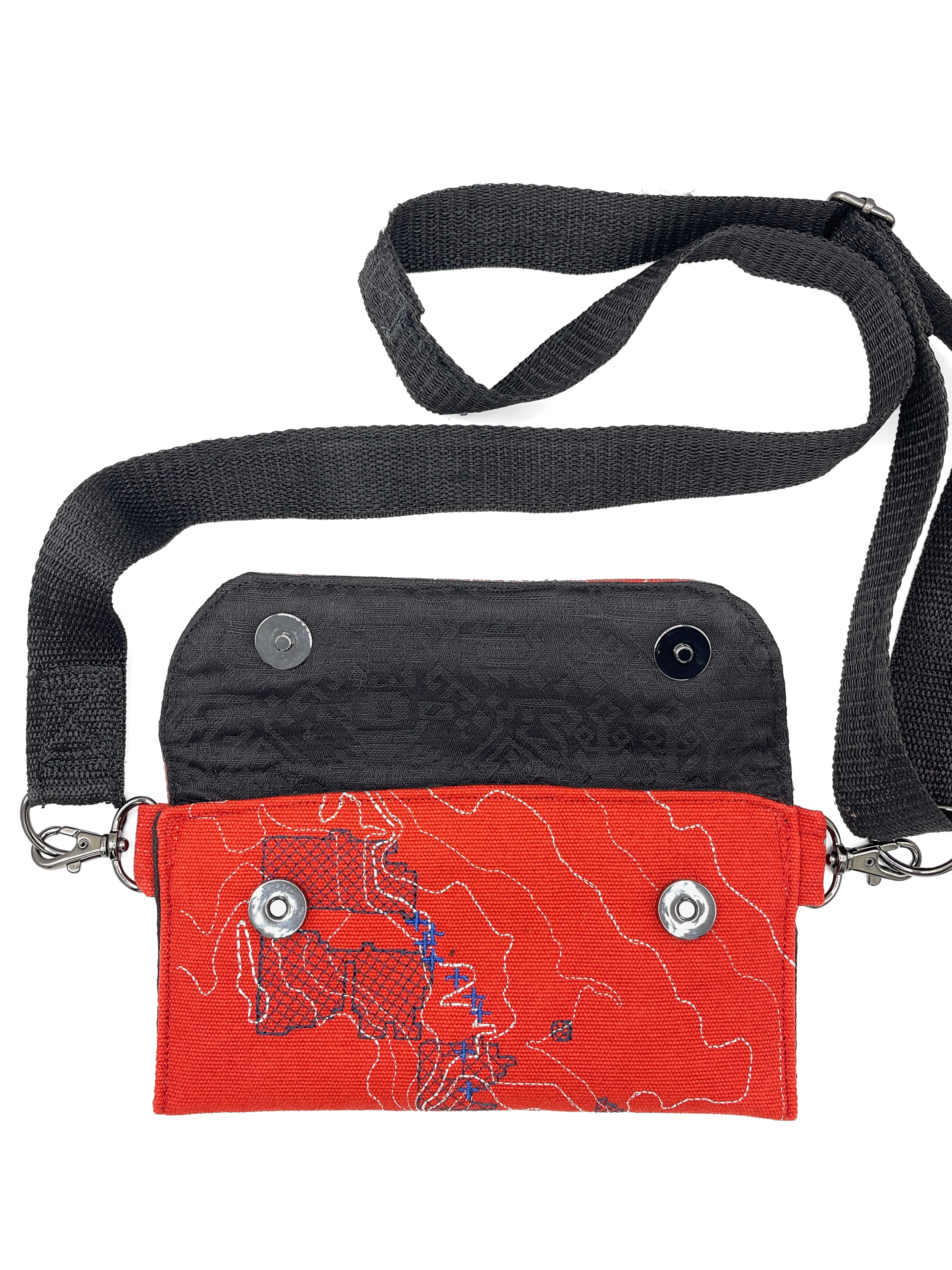 red_black-lining_silver-thread_open.png
