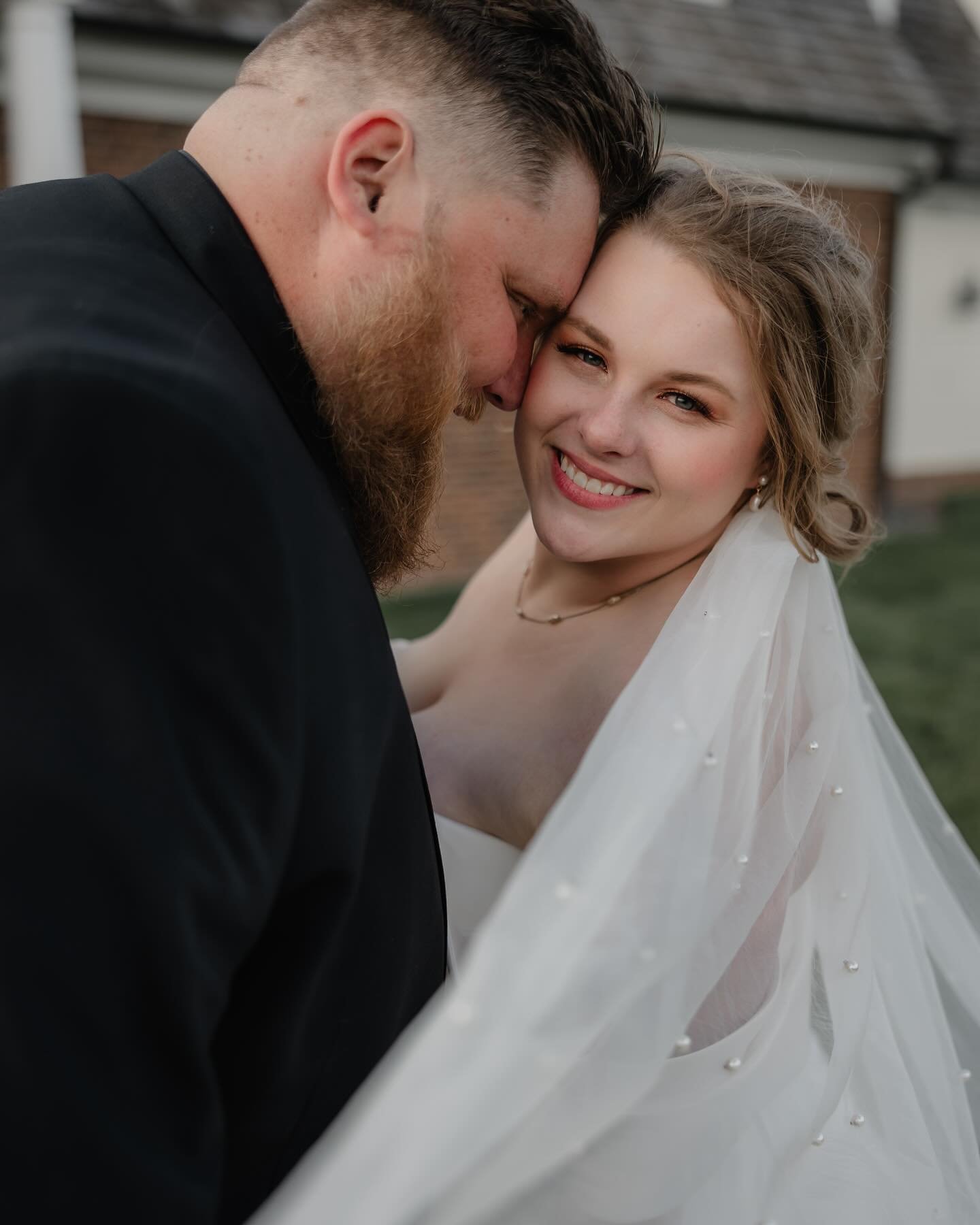 Happy one month (and a day!) of marriage to these two cuties! It was the most magical windy April day. Swipe to the very last image to see the moment that had ALL of us bawling 🥹