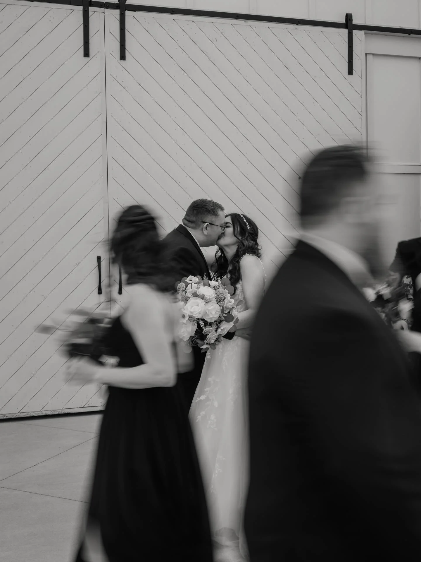 I always love a blurry wedding party shot. It just conveys so much to me on such a day when so much is happening. But the couple is the focus. Their love is the most important thing. 🥹