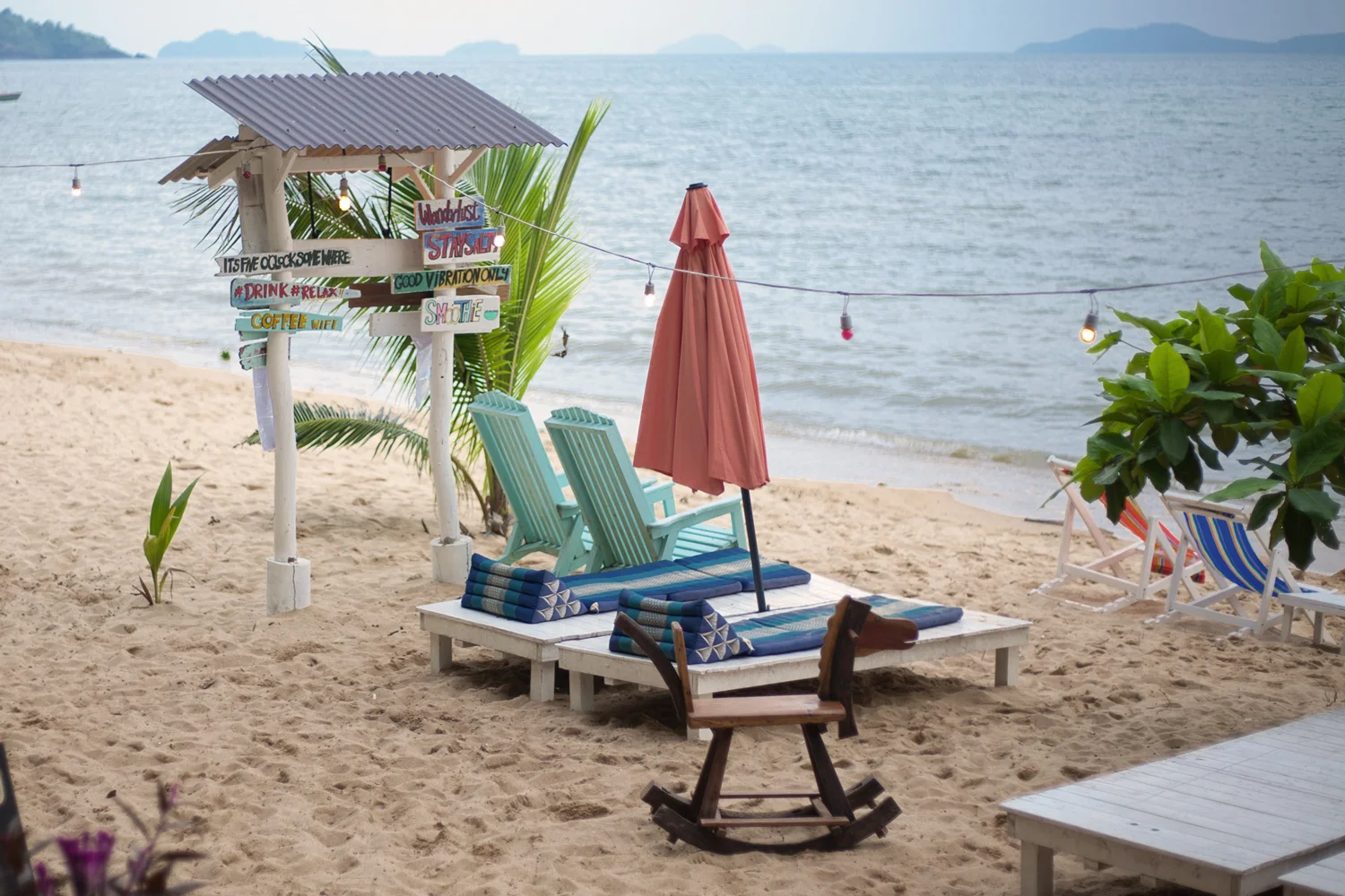 Indie_beach_kohchang_beachbar_beach_Thailand.jpg