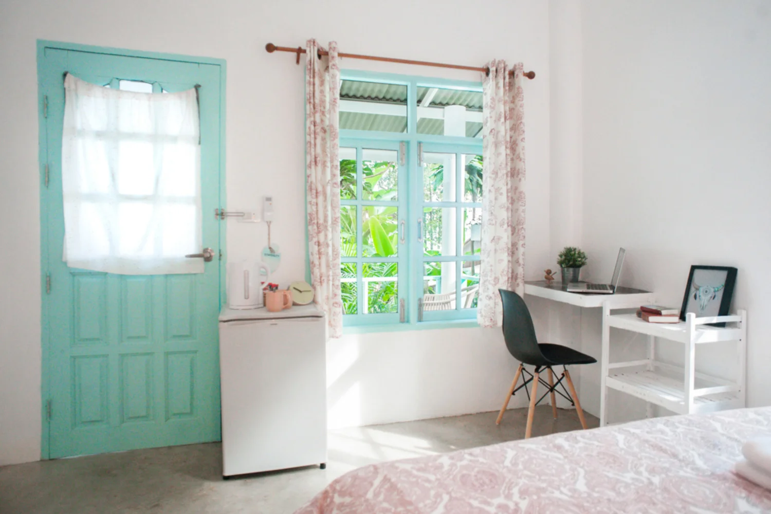 bang_bao_koh_chang_desk_indie_beach_beach-bungalow-house.jpg