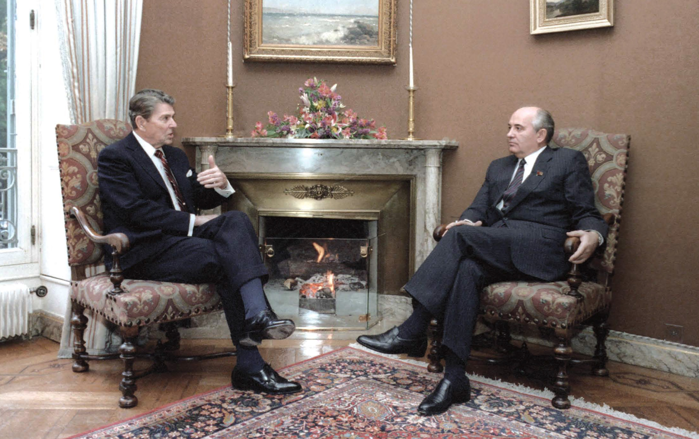 Переговоры с рейганом. Саммит Рейган Горбачев 1985. Горбачев Рейган Женева 1985. Встрече в Женеве Рейган и Горбачев. Саммит в Женеве 1985.