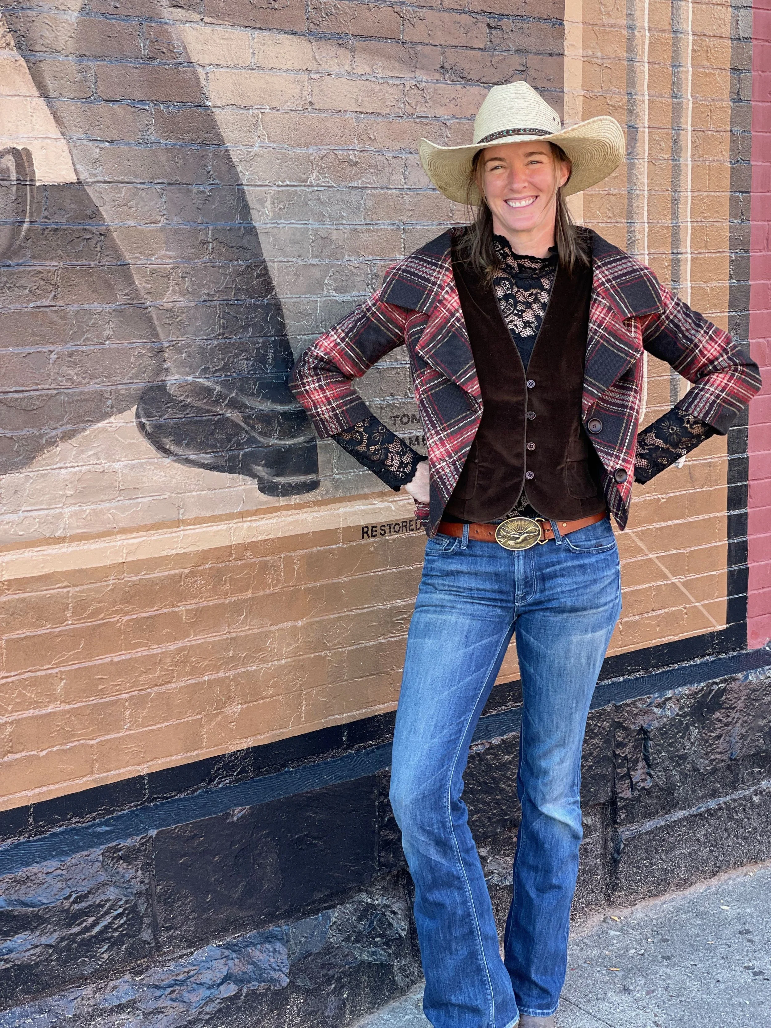 Kit in front of the Jack Dempsey mural on the El Rancho Tavern
