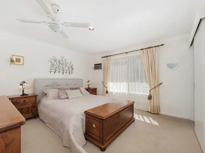 10 Master bedroom.jpg