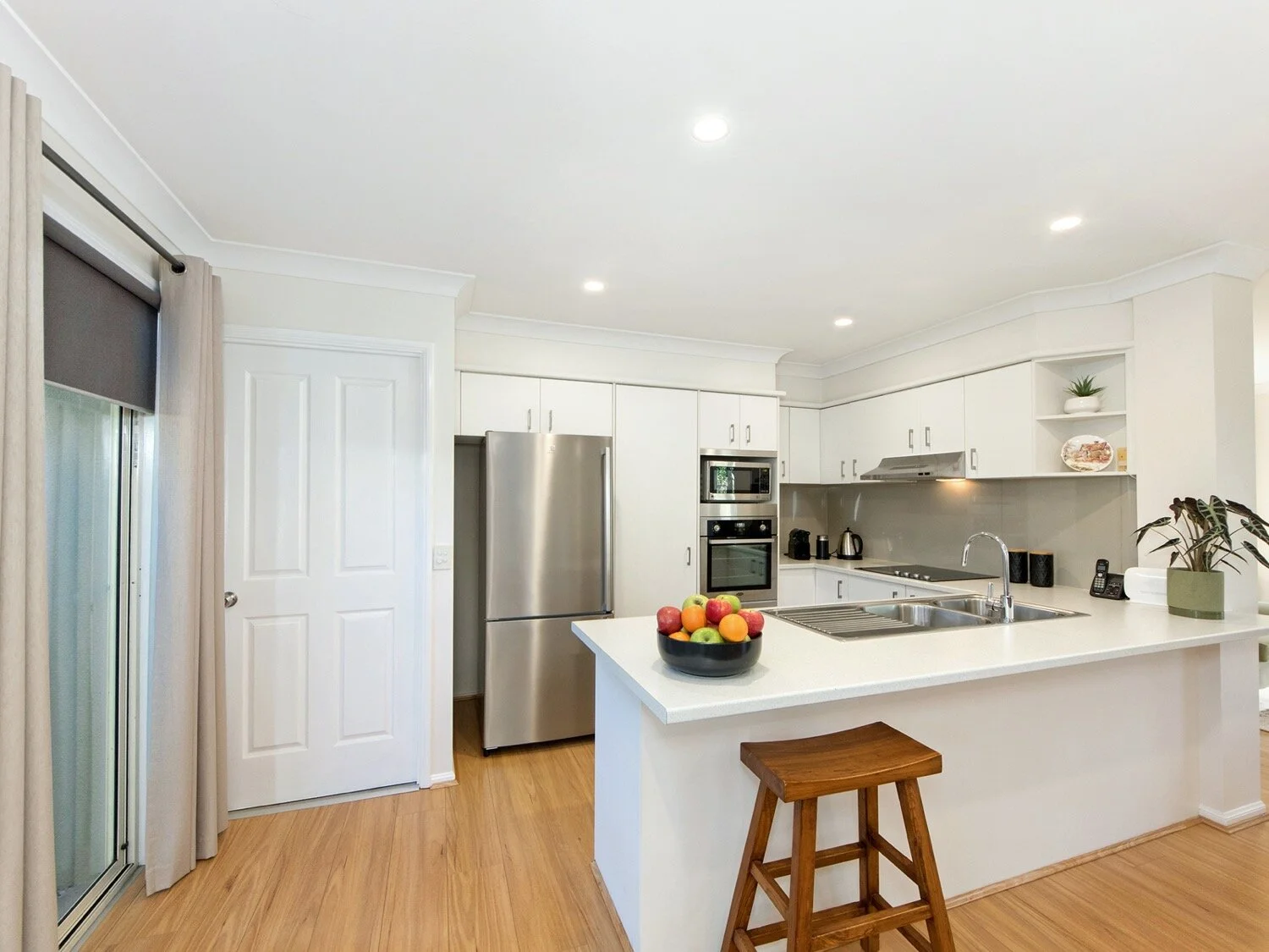 49-2-langpoort-parade-mudgeeraba-QLD-2- Kitchen.jpg