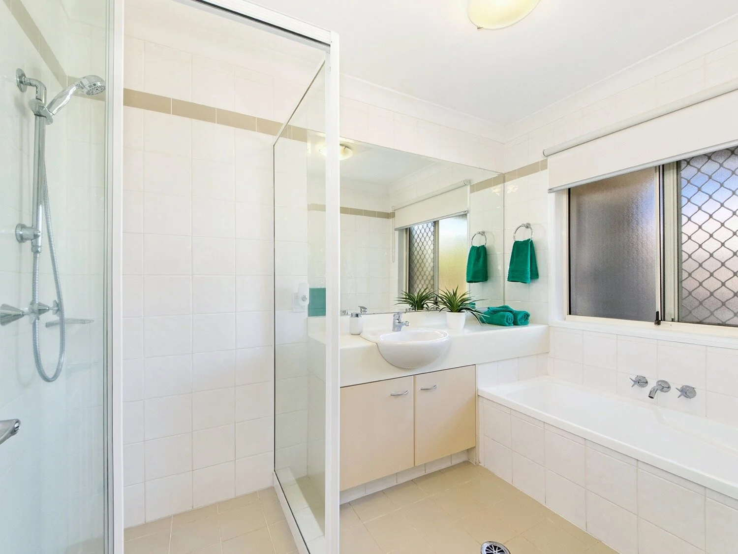 49-2-langpoort-parade-mudgeeraba-QLD-9- Bathroom.jpg