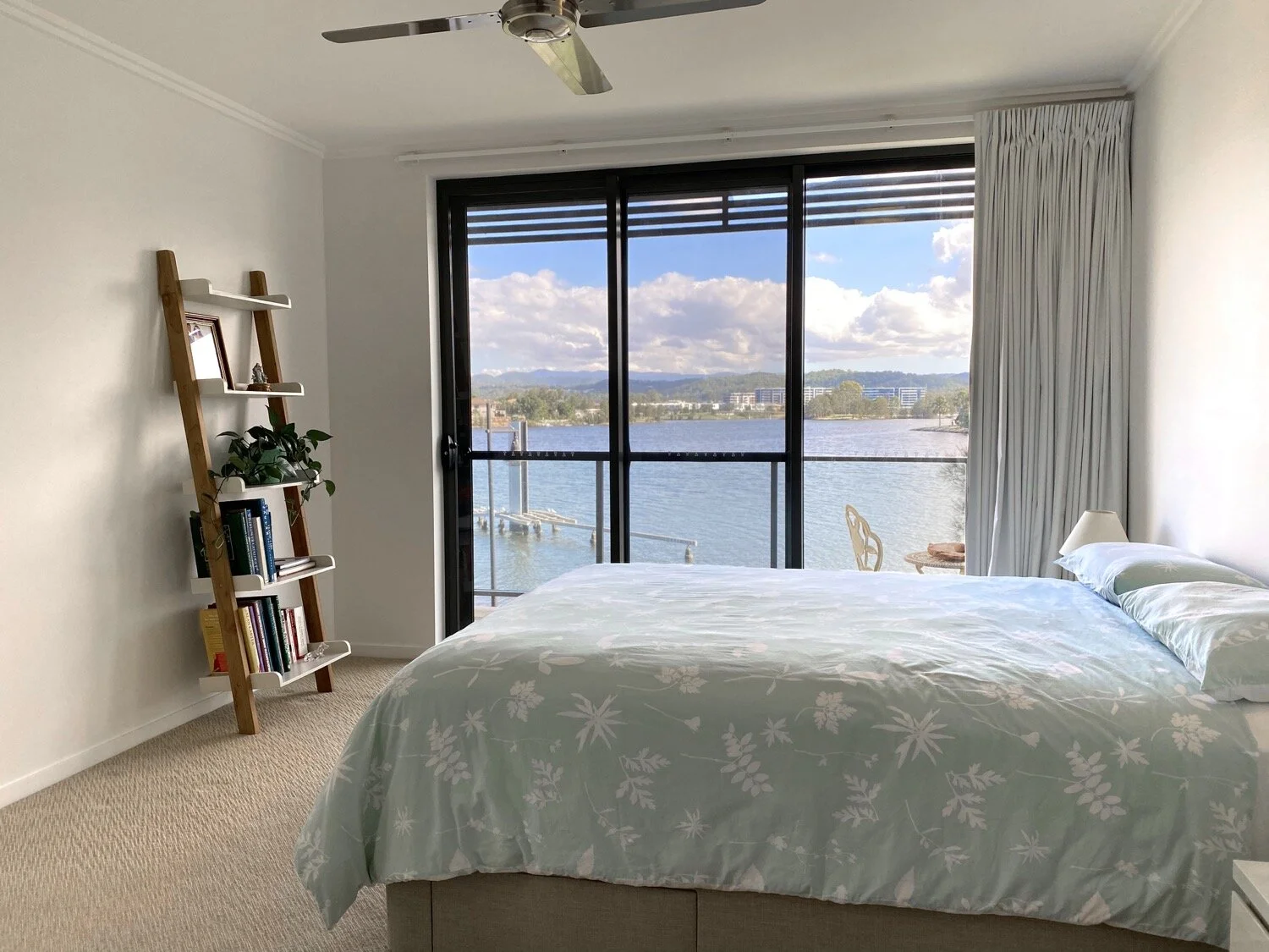 32_9_moores_crescent_varsity _lakes-3-main-bedroom.JPG