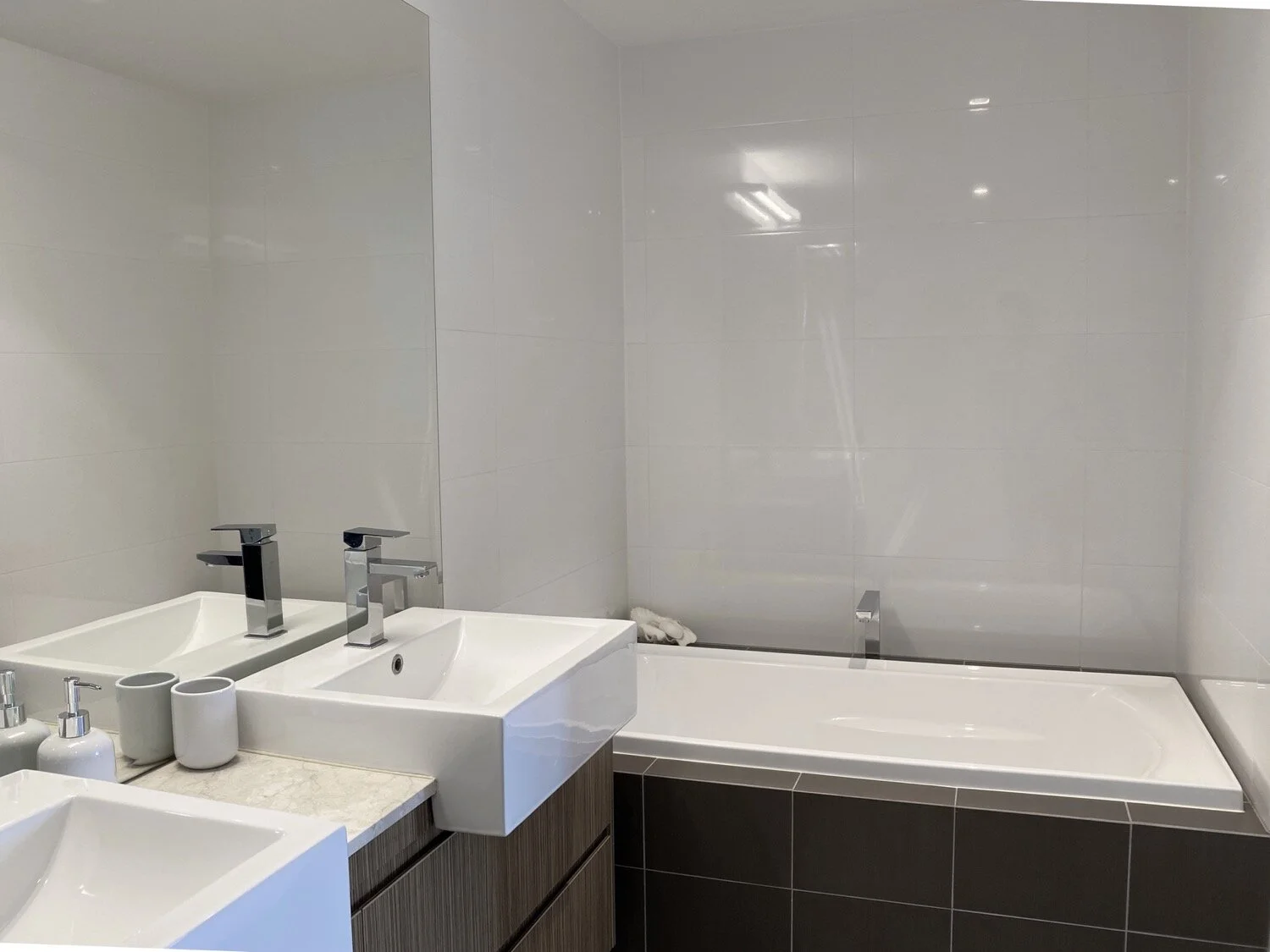 32_9_moores_crescent_varsity _lakes-6-ensuite.JPG