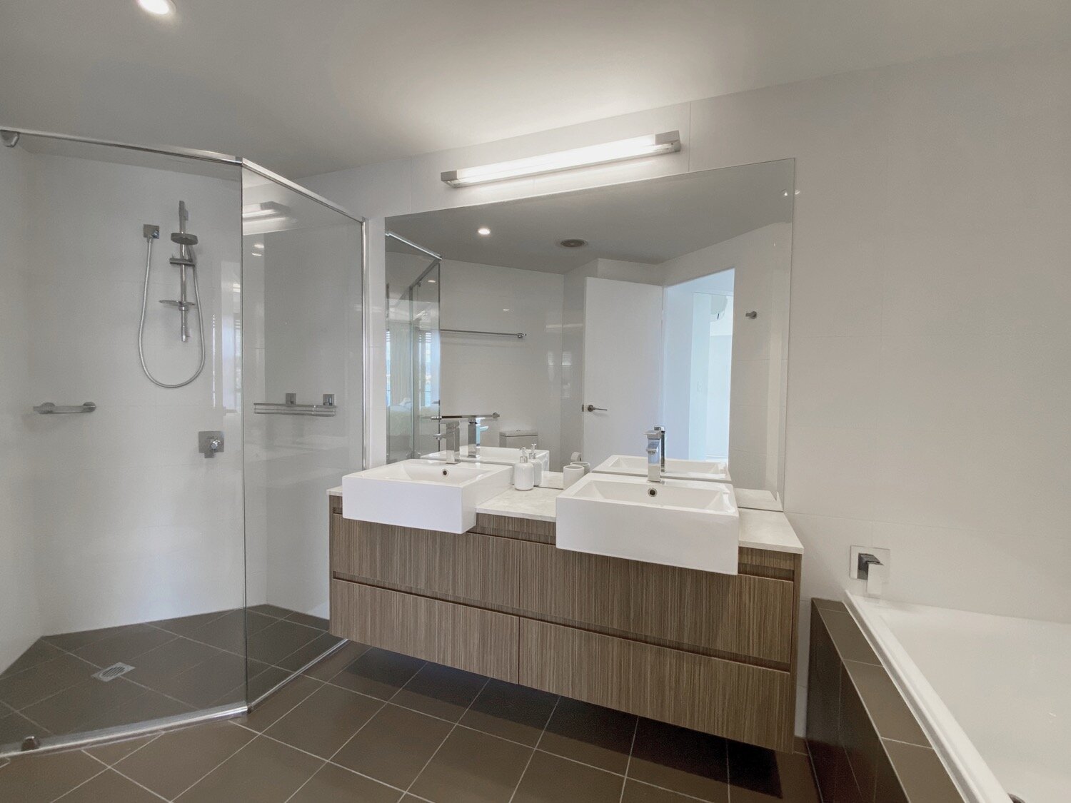 32_9_moores_crescent_varsity _lakes-5-ensuite.JPG