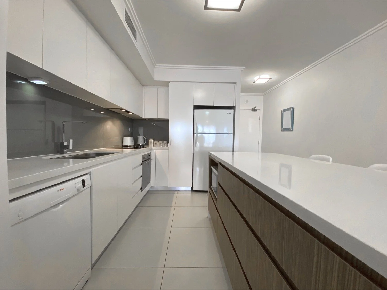 32_9_moores_crescent_varsity _lakes-9-kitchen.JPG