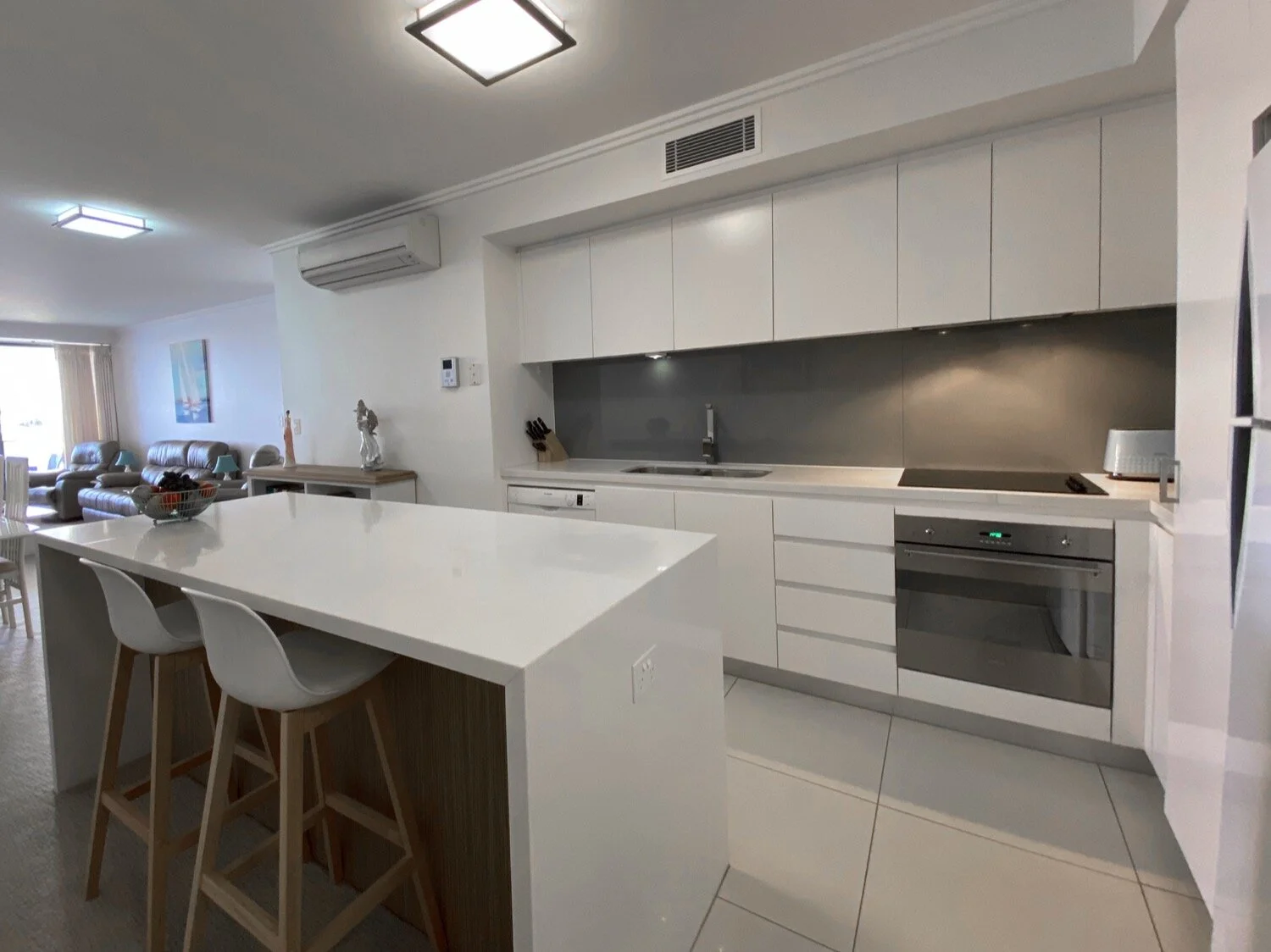 32_9_moores_crescent_varsity _lakes-10-kitchen.JPG