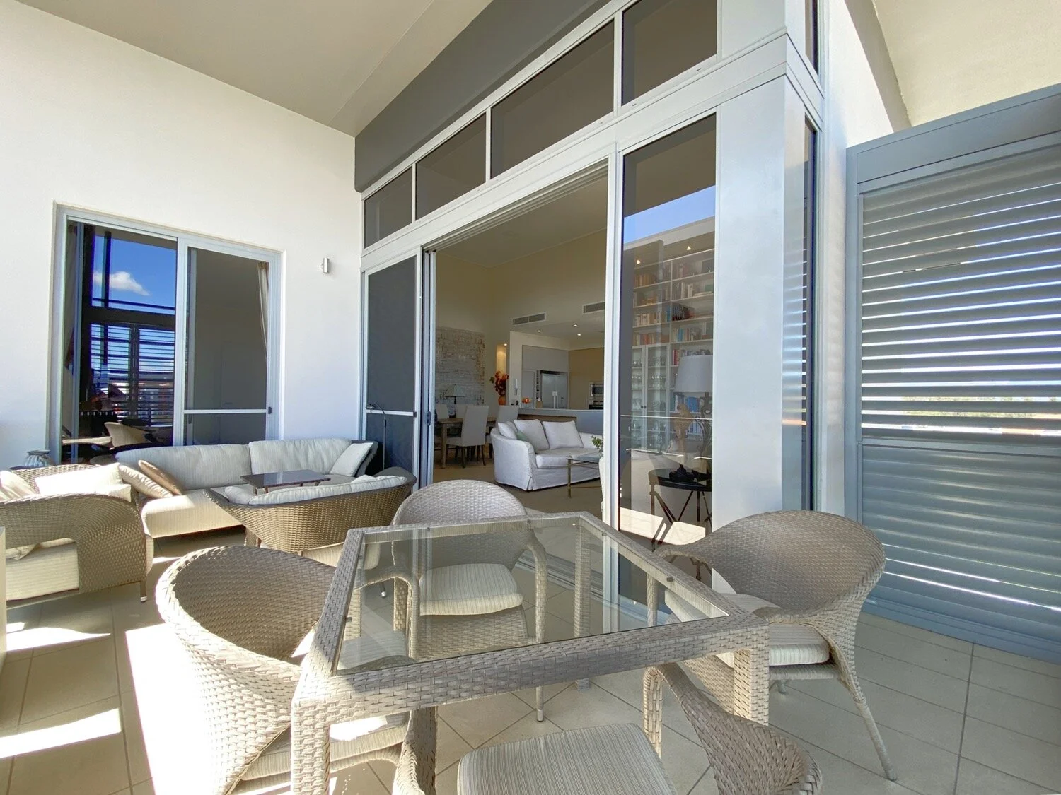 40_38_riverwalk_avenue_robina_02-patio.JPG