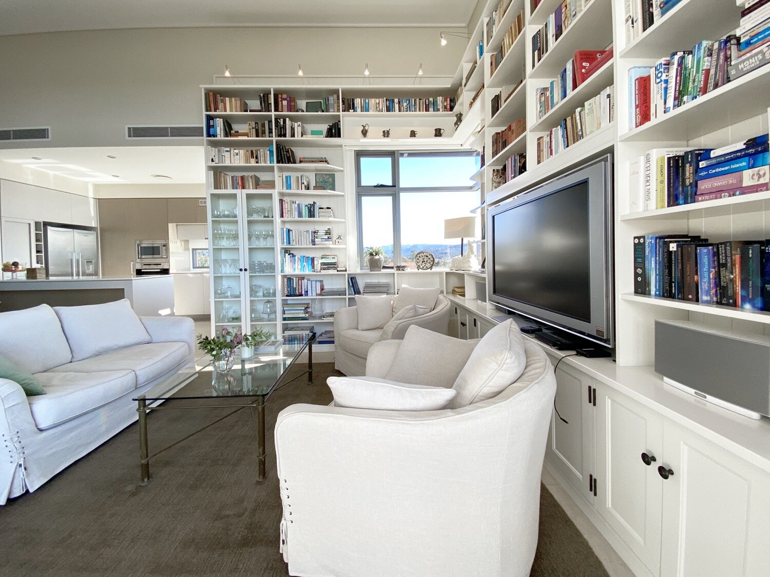 40_38_riverwalk_avenue_robina_04-lounge-kitchen.JPG