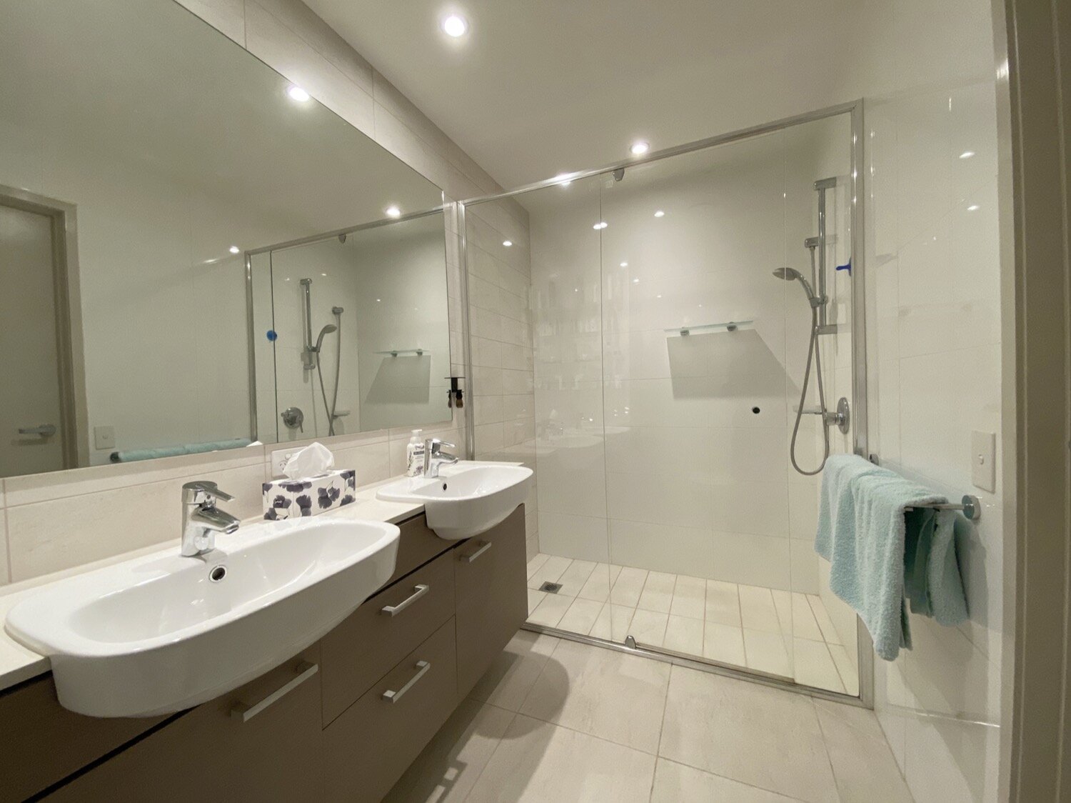 40_38_riverwalk_avenue_robina_12-ensuite.JPG